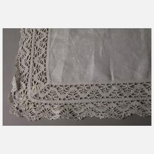 Tafeltuch Pfauendekor und Spitzenbesatz