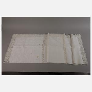 Tafeltuch Pfauendekor und Spitzenbesatz