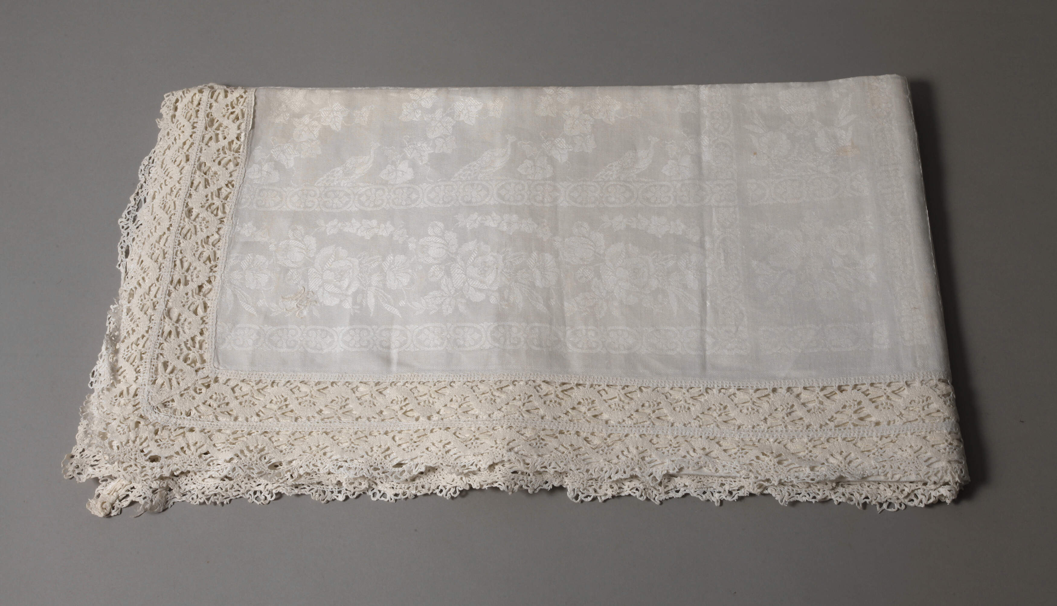 Tafeltuch Pfauendekor und Spitzenbesatz