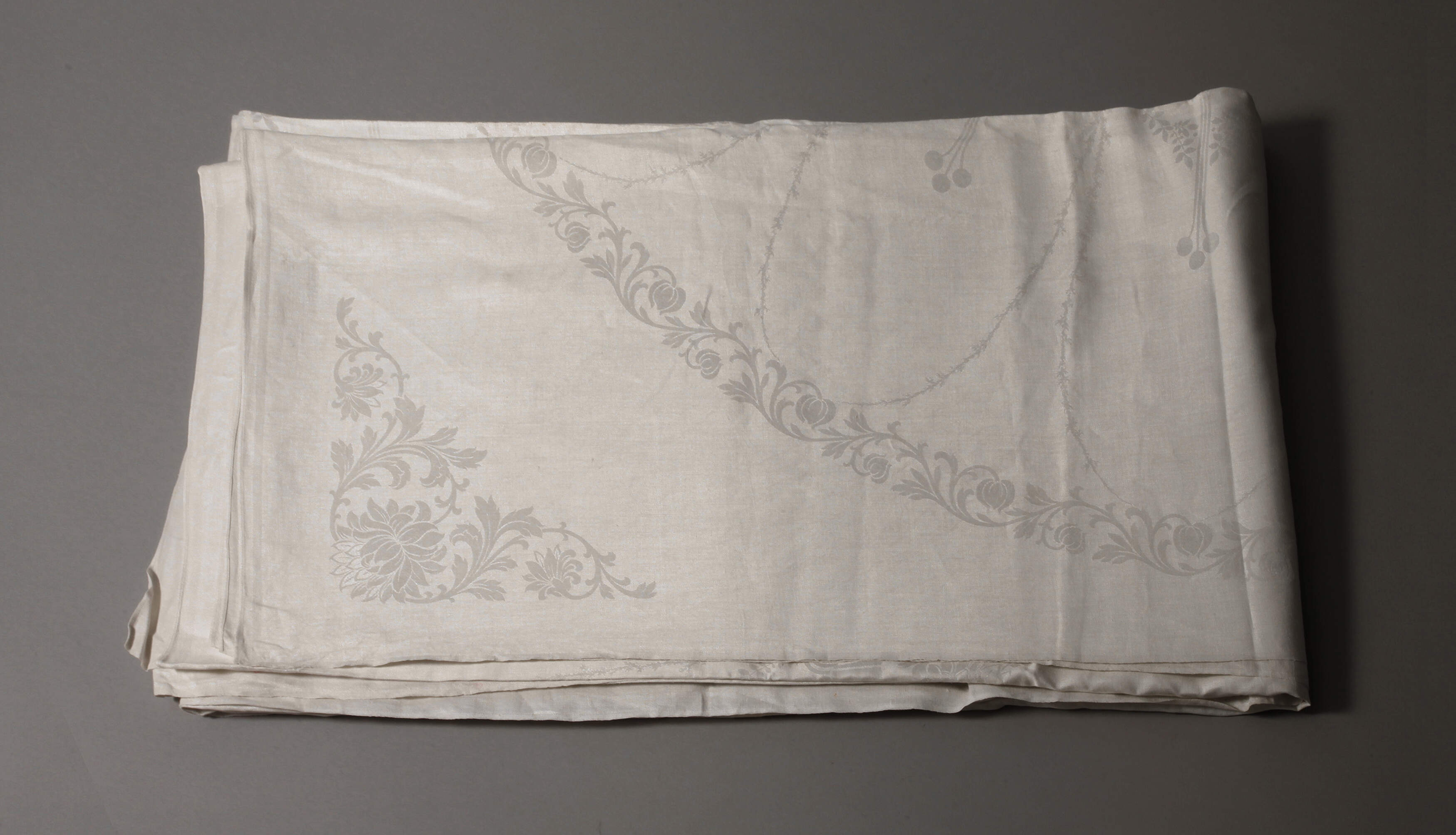 Großes Bankett-Tafeltuch Blütendekor