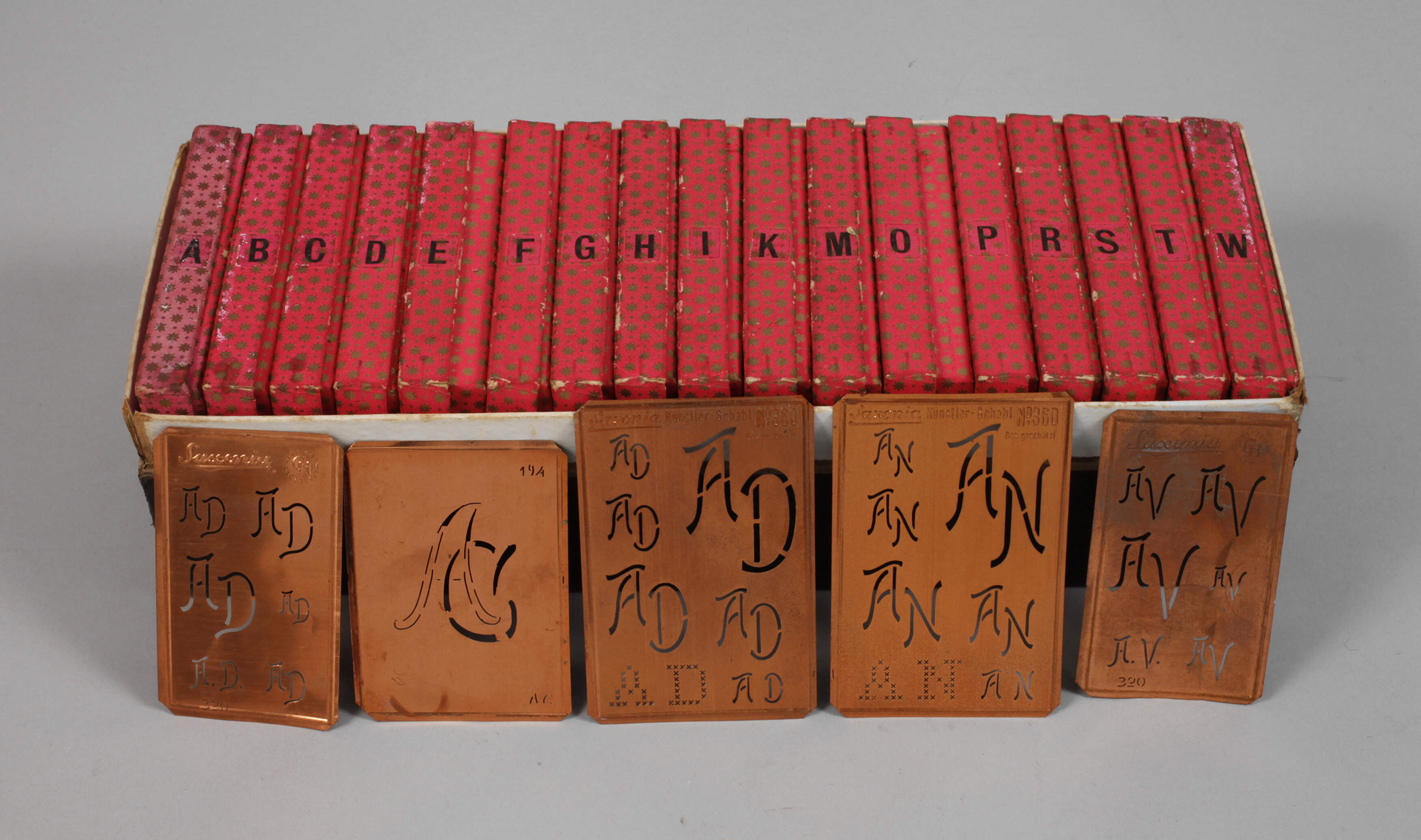 Großes Konvolut Monogramm-Schablonen "Saxonia"