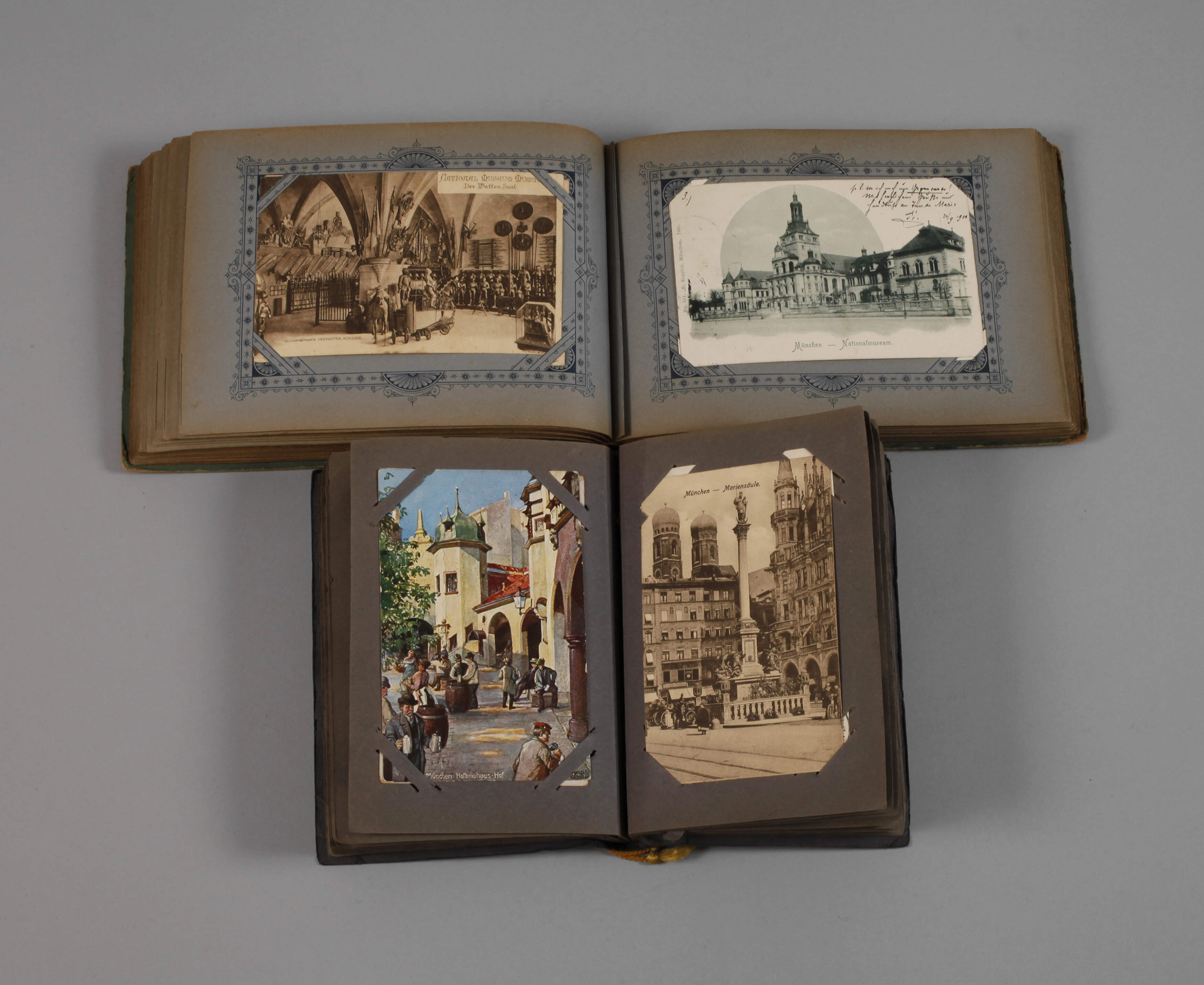 Zwei Ansichtskartenalben München
