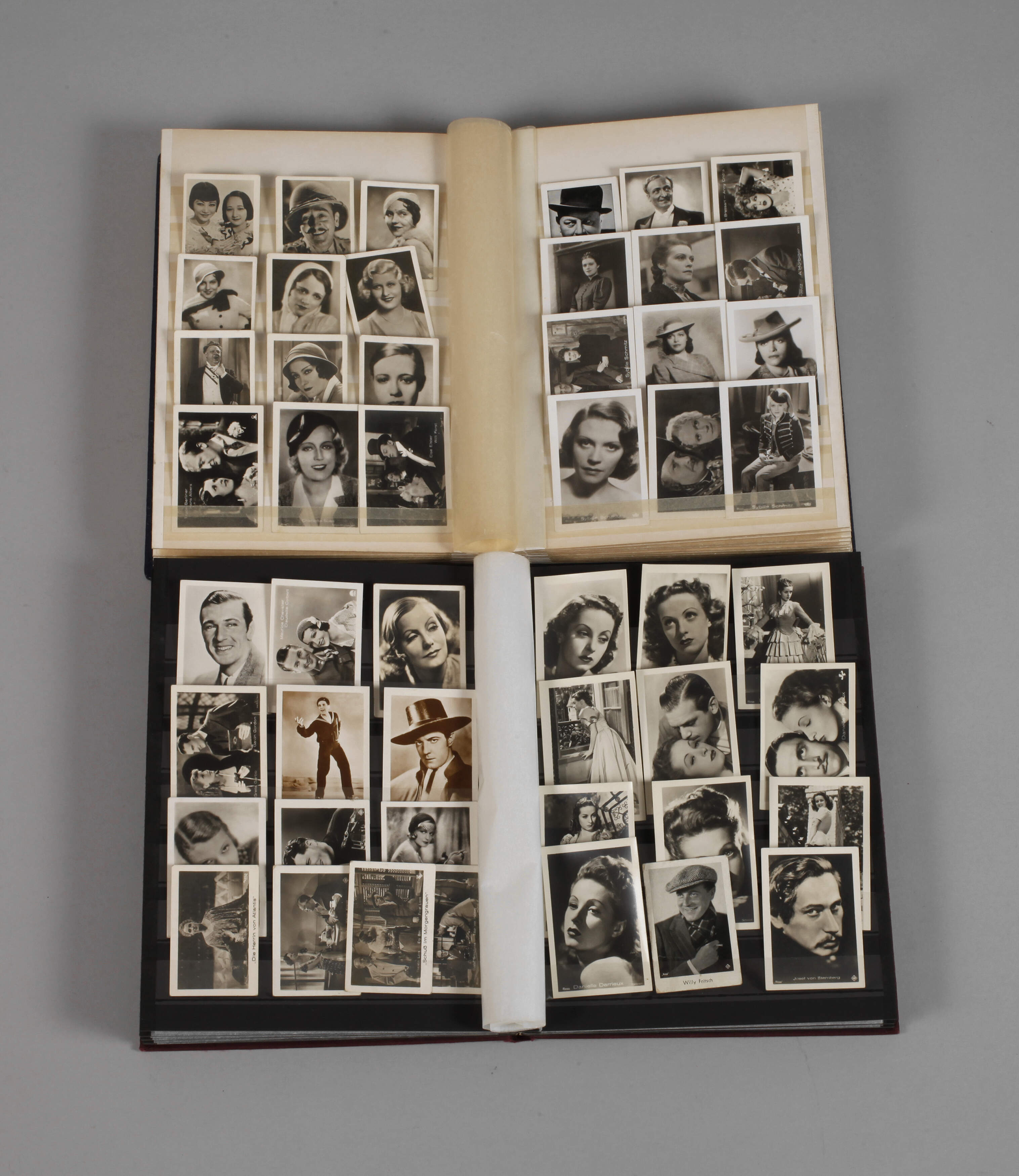 Zwei Alben Zigarettenbilder