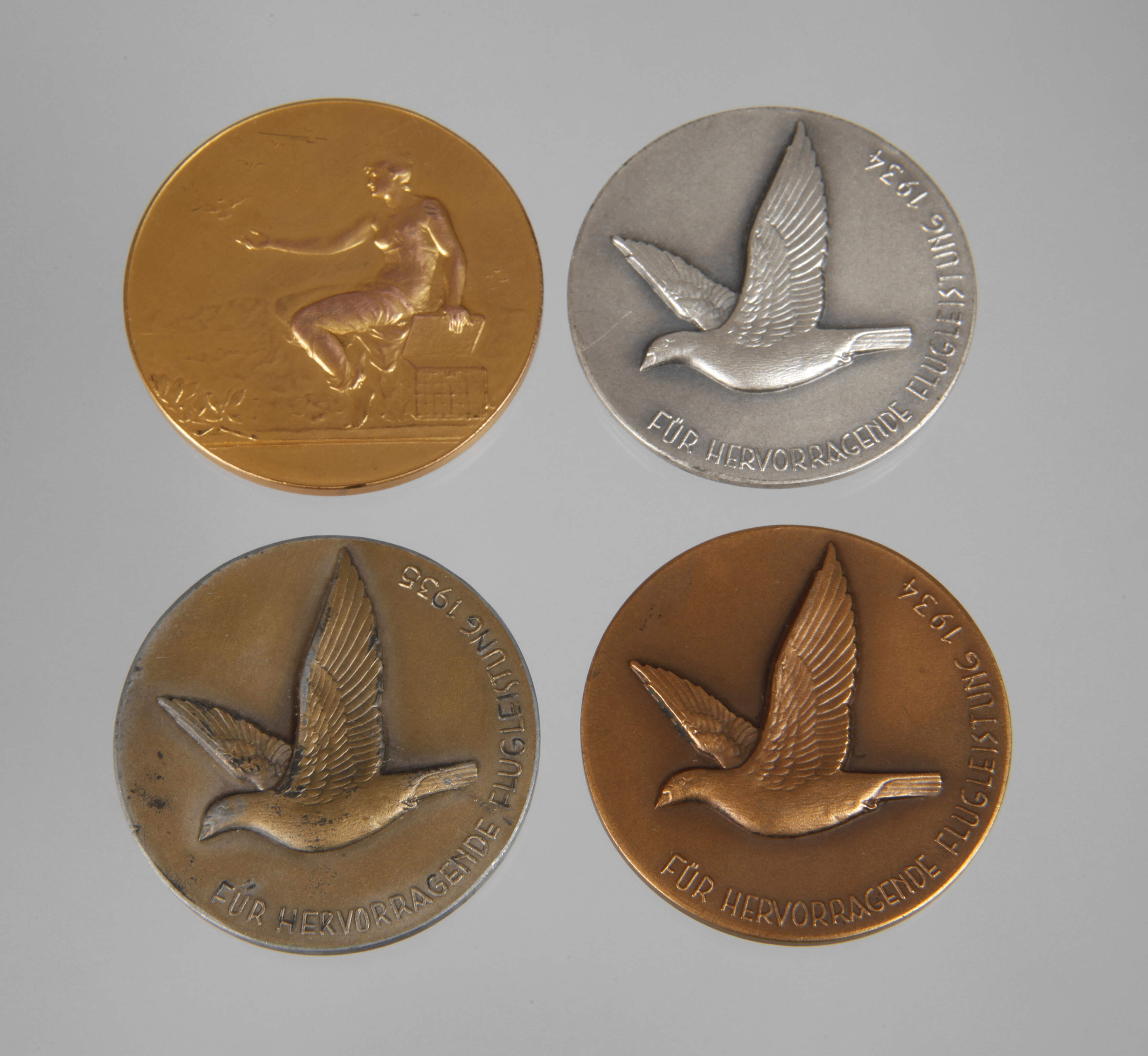 Vier Medaillen Taubenzucht