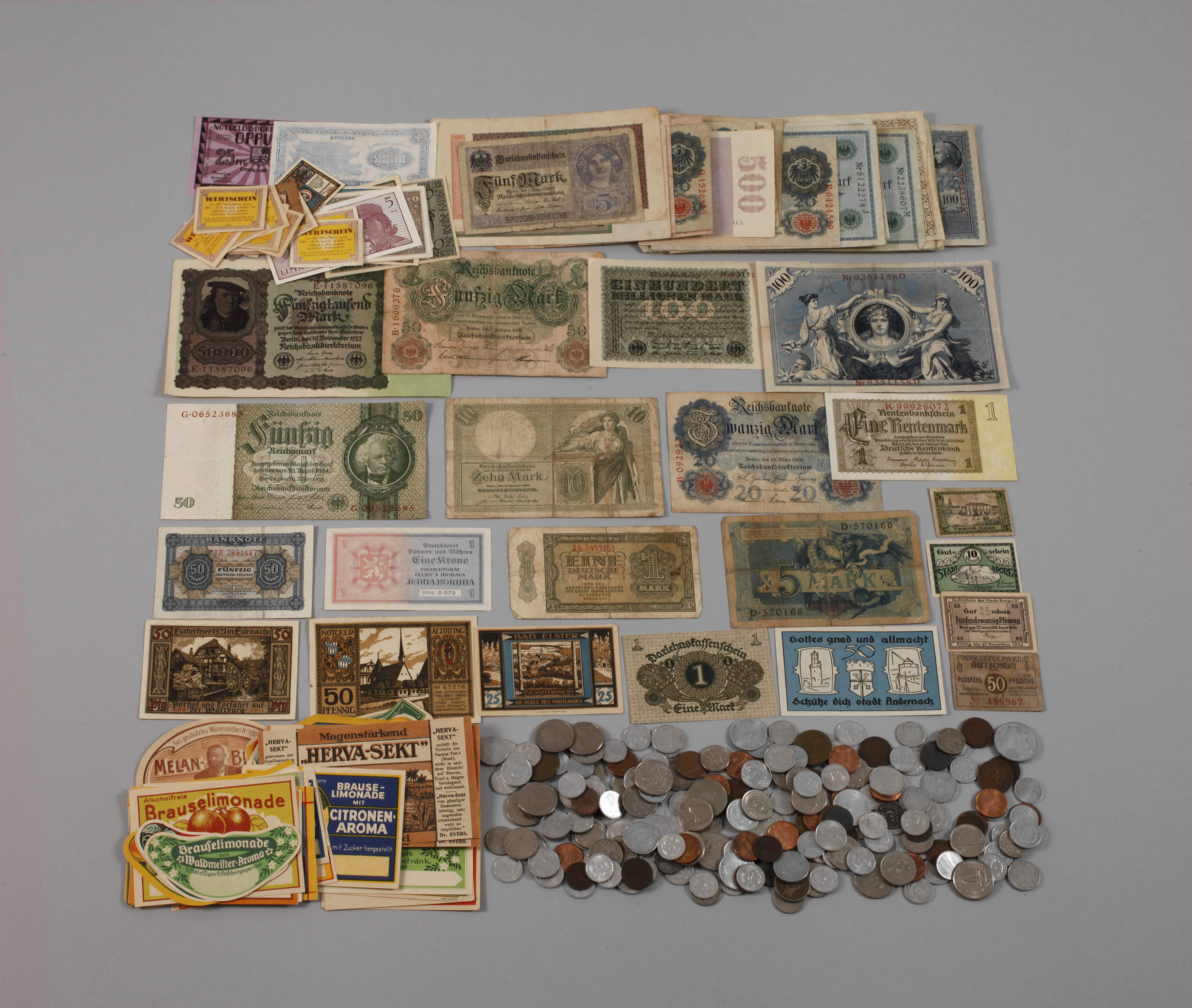 Konvolut Geldscheine, Münzen und Etiketten