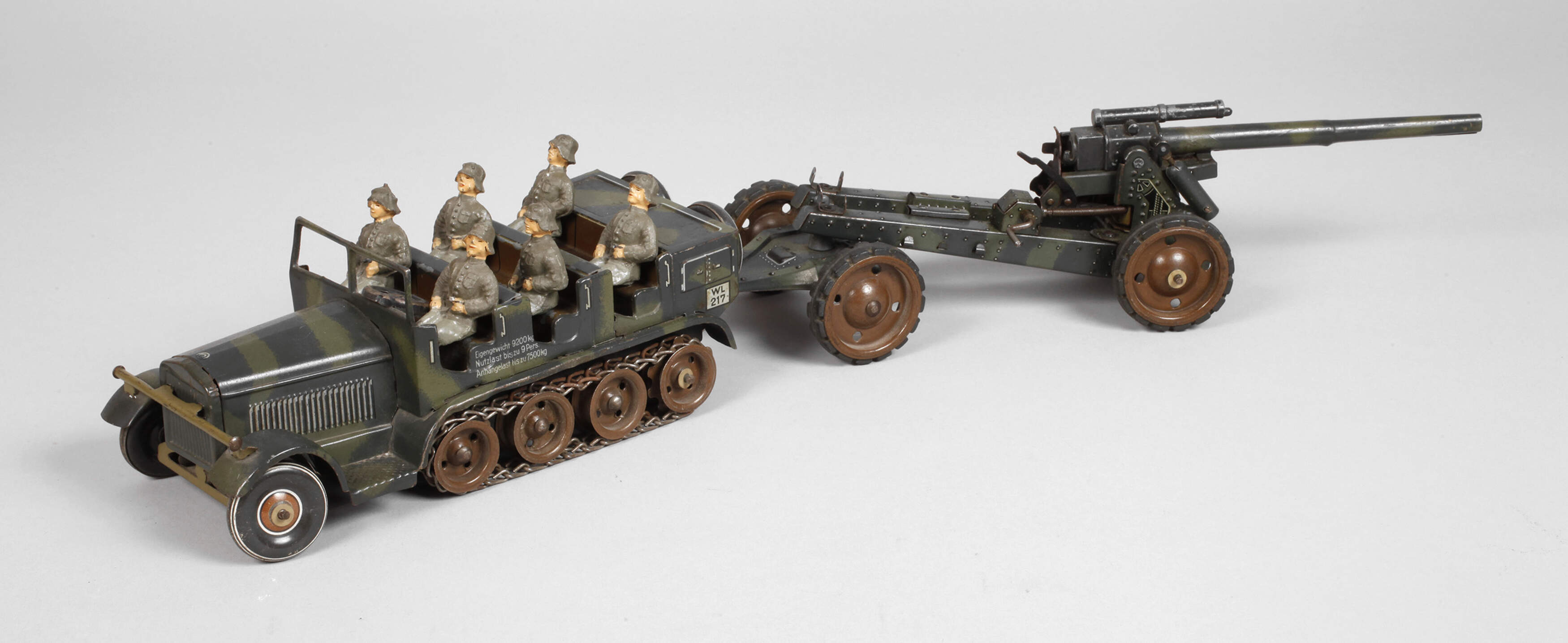 Tippco Halbkettenfahrzeug mit Geschütz