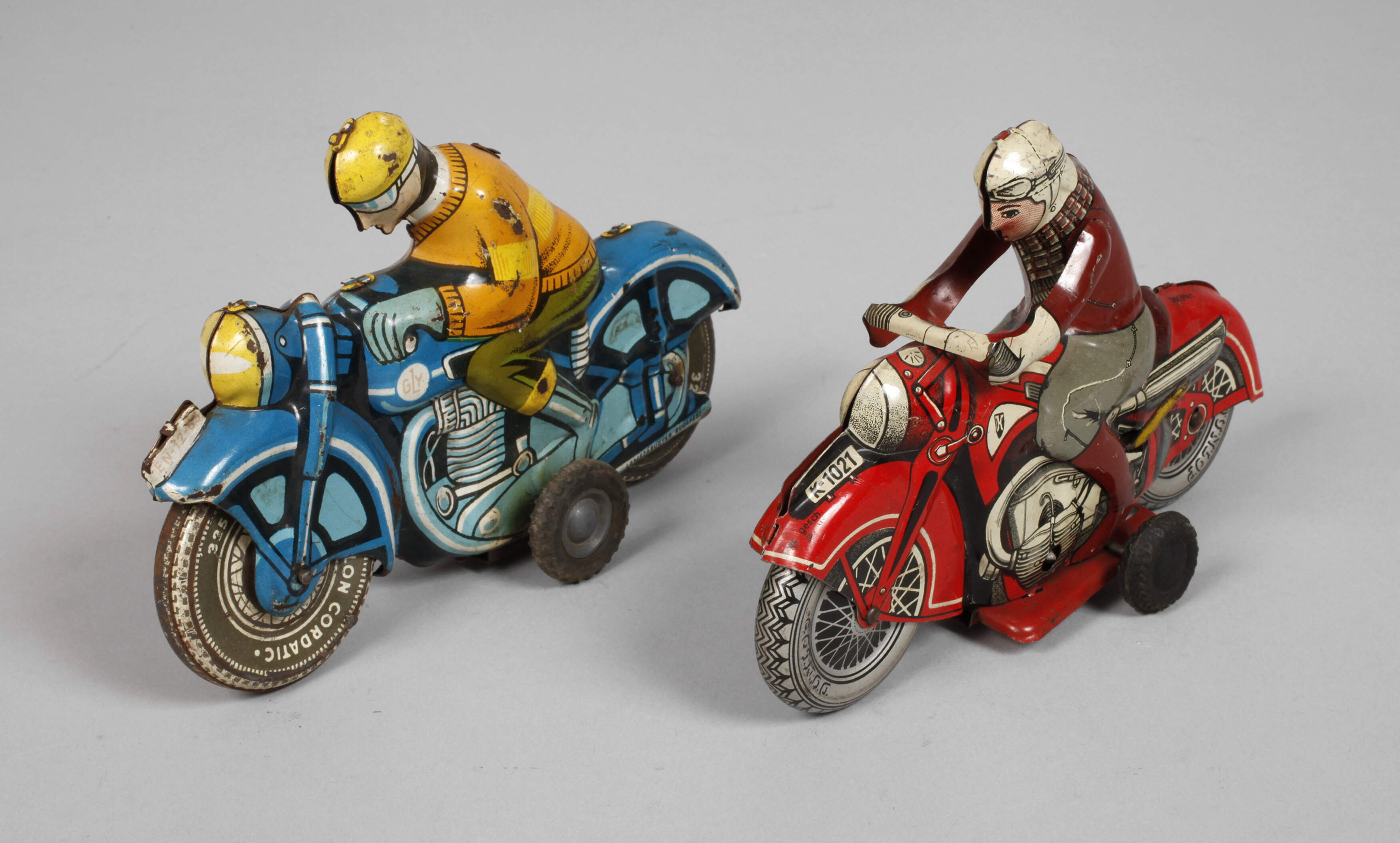 Zwei Blechspielzeug-Motorräder