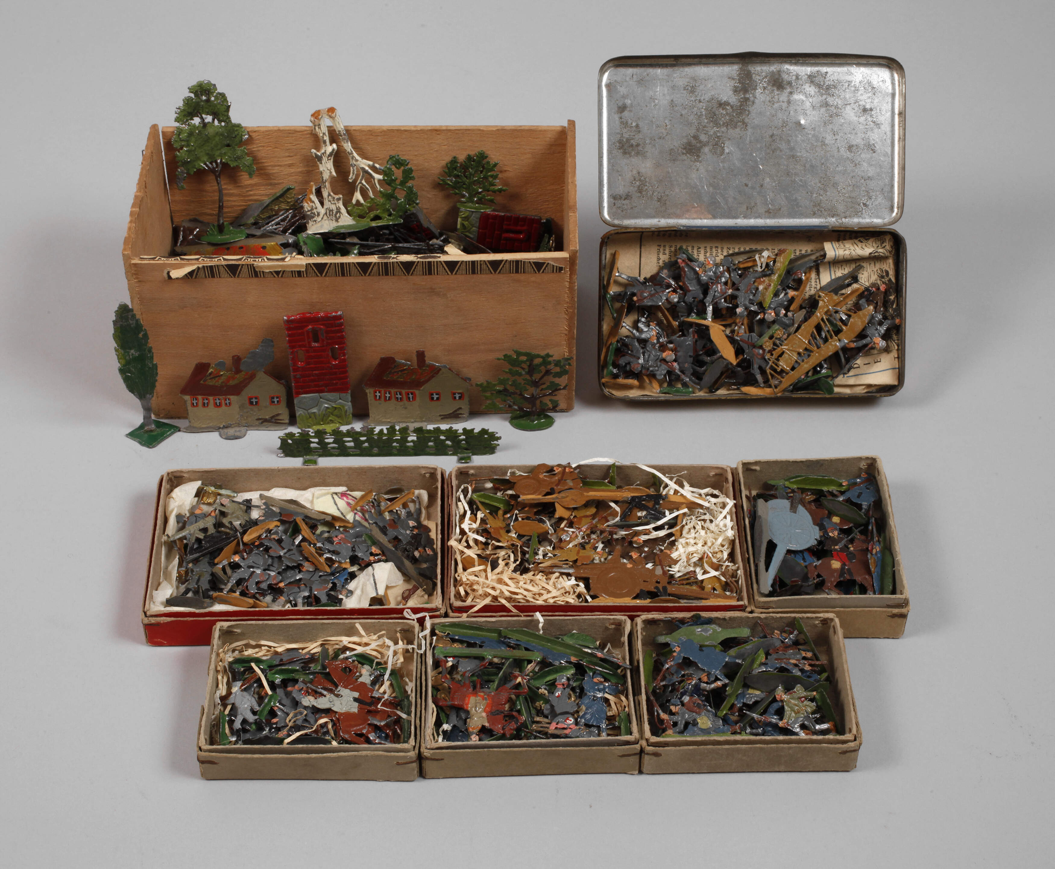 Konvolut Zinnsoldaten und Zubehör