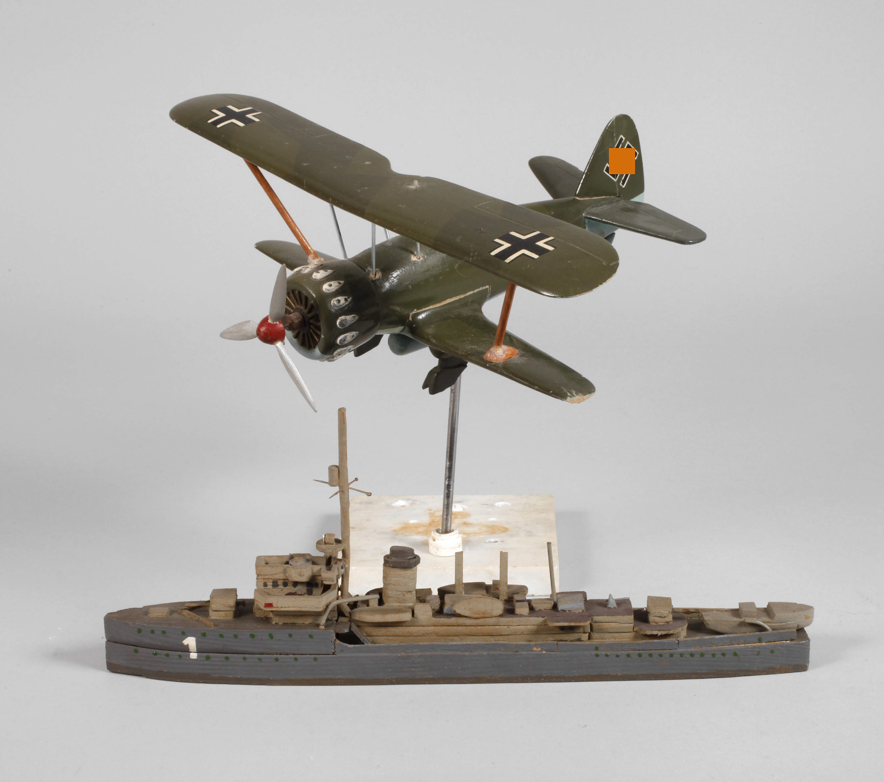 Modell Kriegsschiff und Doppeldecker Wehrmacht