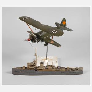 Modell Kriegsschiff und Doppeldecker Wehrmacht