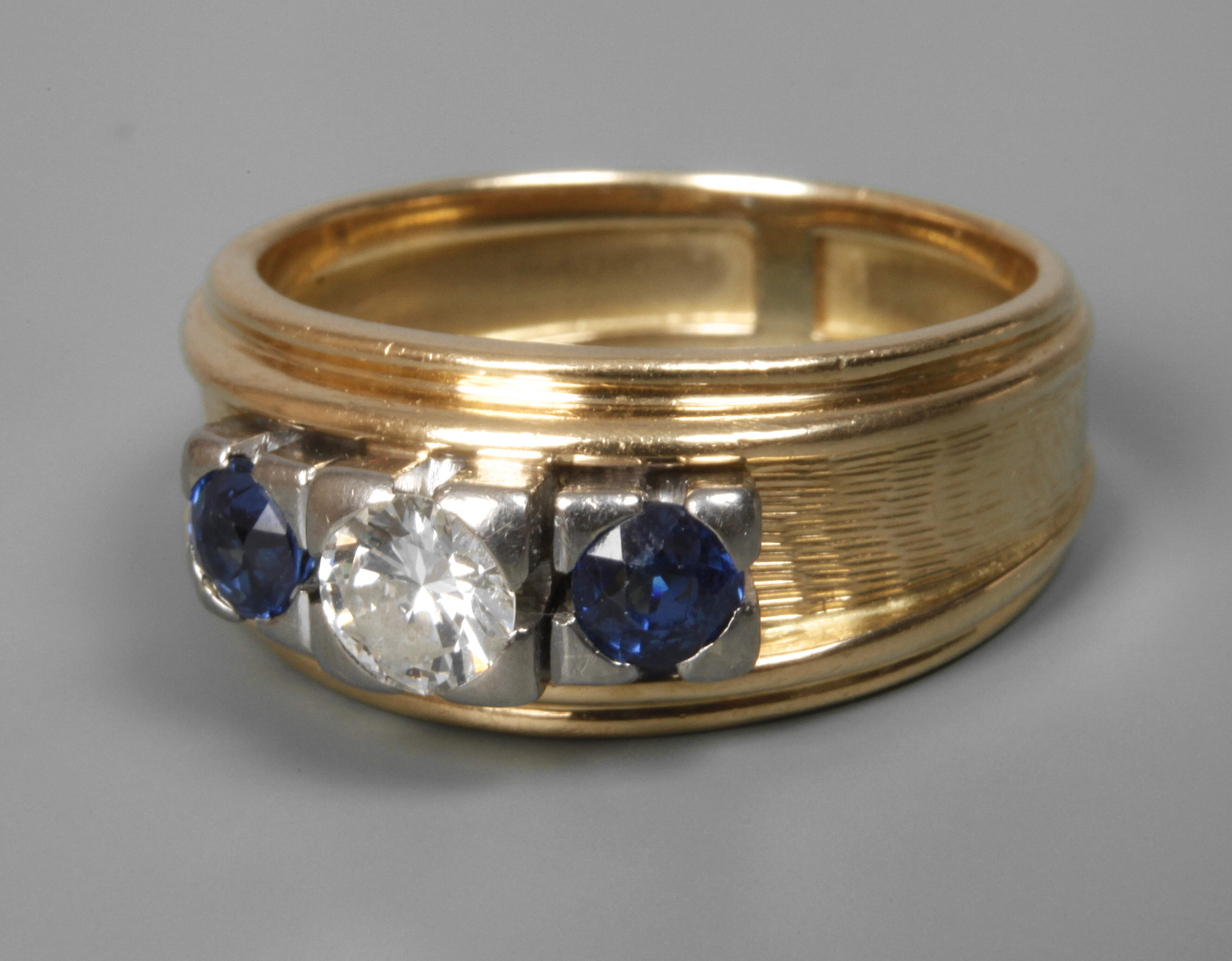 Herrenring mit Brillant und Saphiren