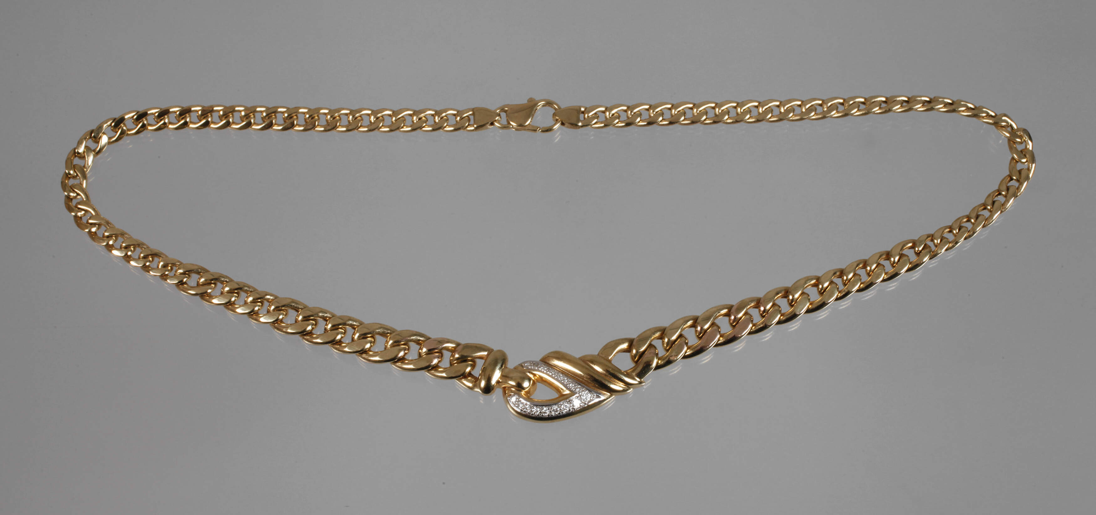 Collier mit Diamantbesatz