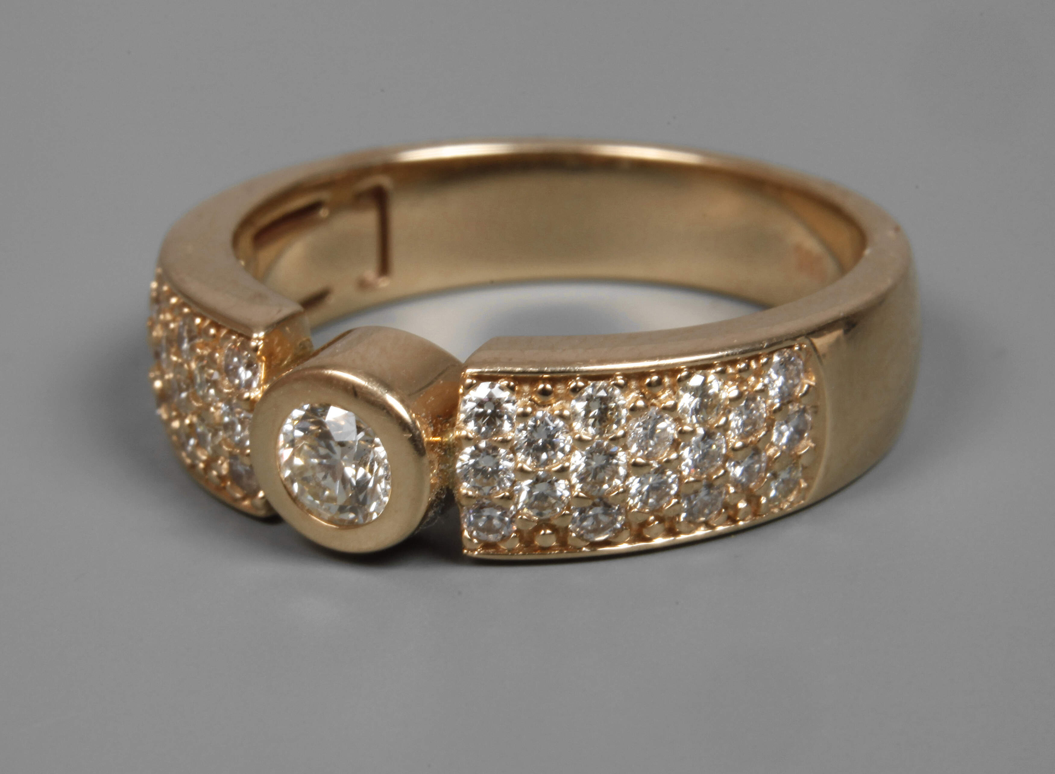 Damenring mit Brillanten