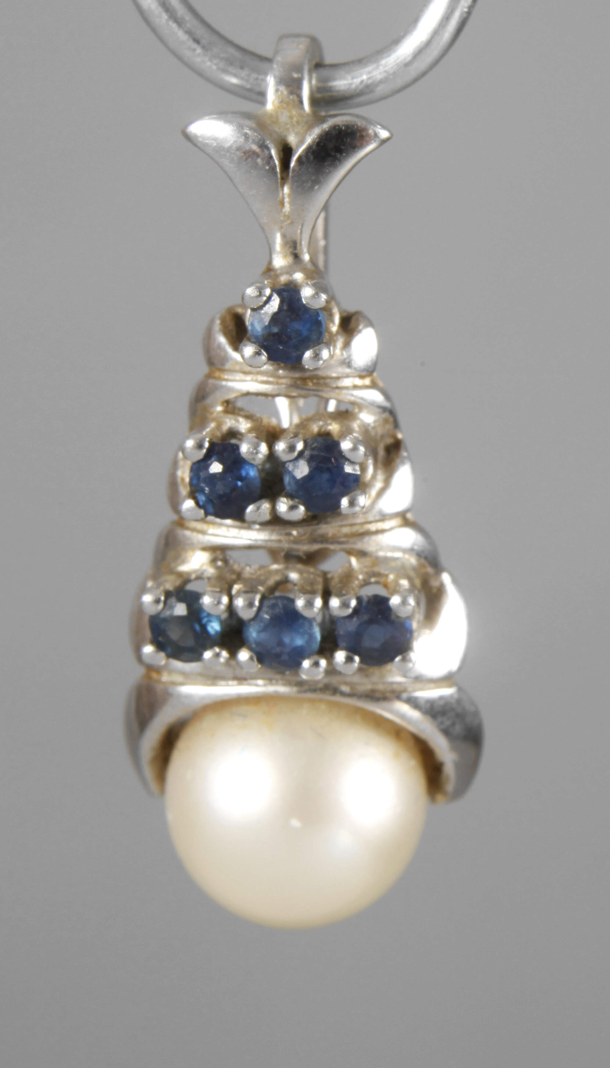 Anhänger mit Perle und Saphiren