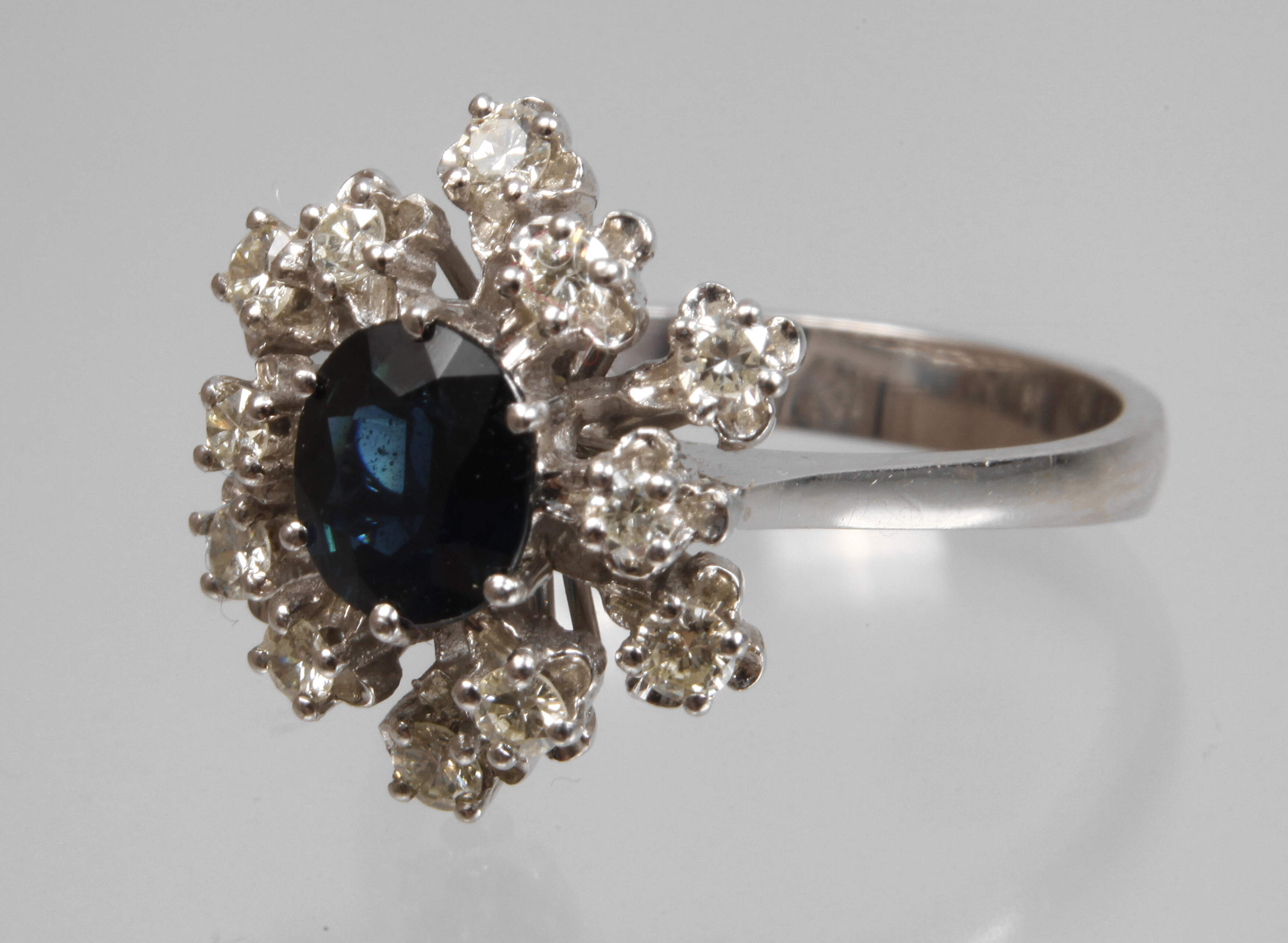 Damenring mit Saphir und Brillanten