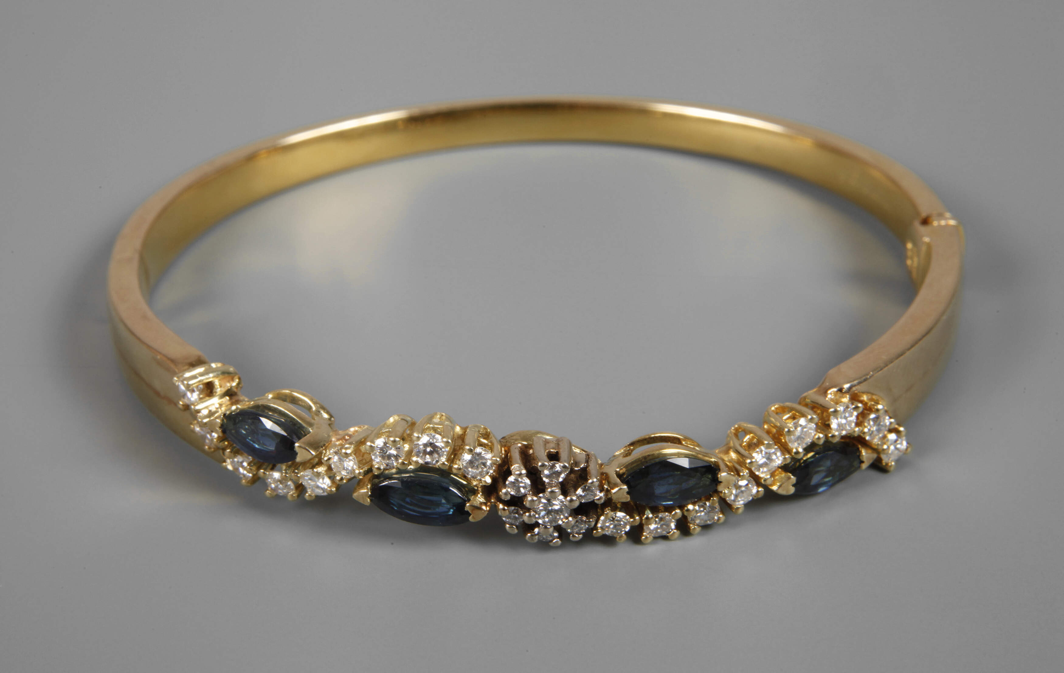 Armreif mit Brillanten und Saphiren