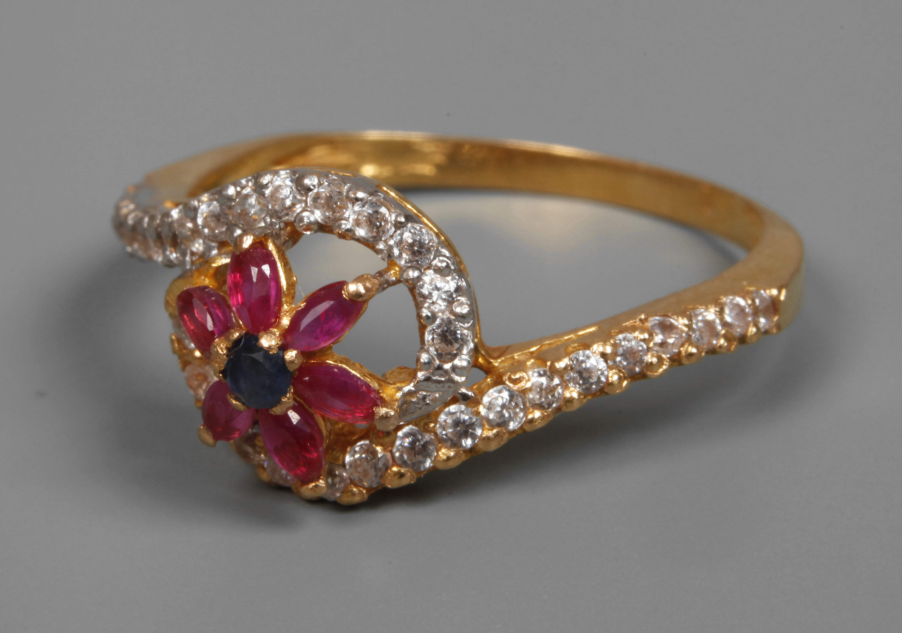 Damenring mit Steinbesatz