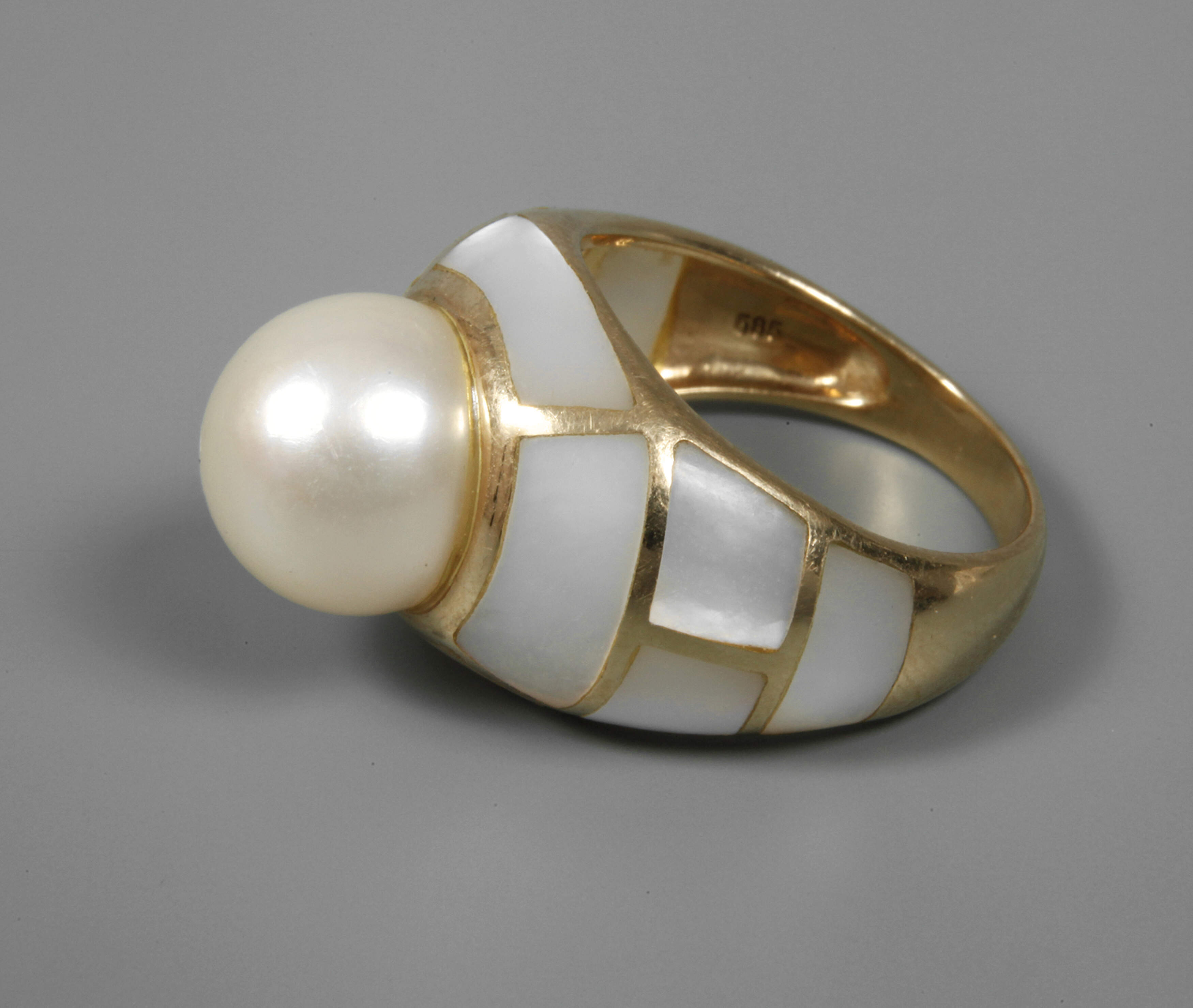 Damenring mit Perle und Perlmutt