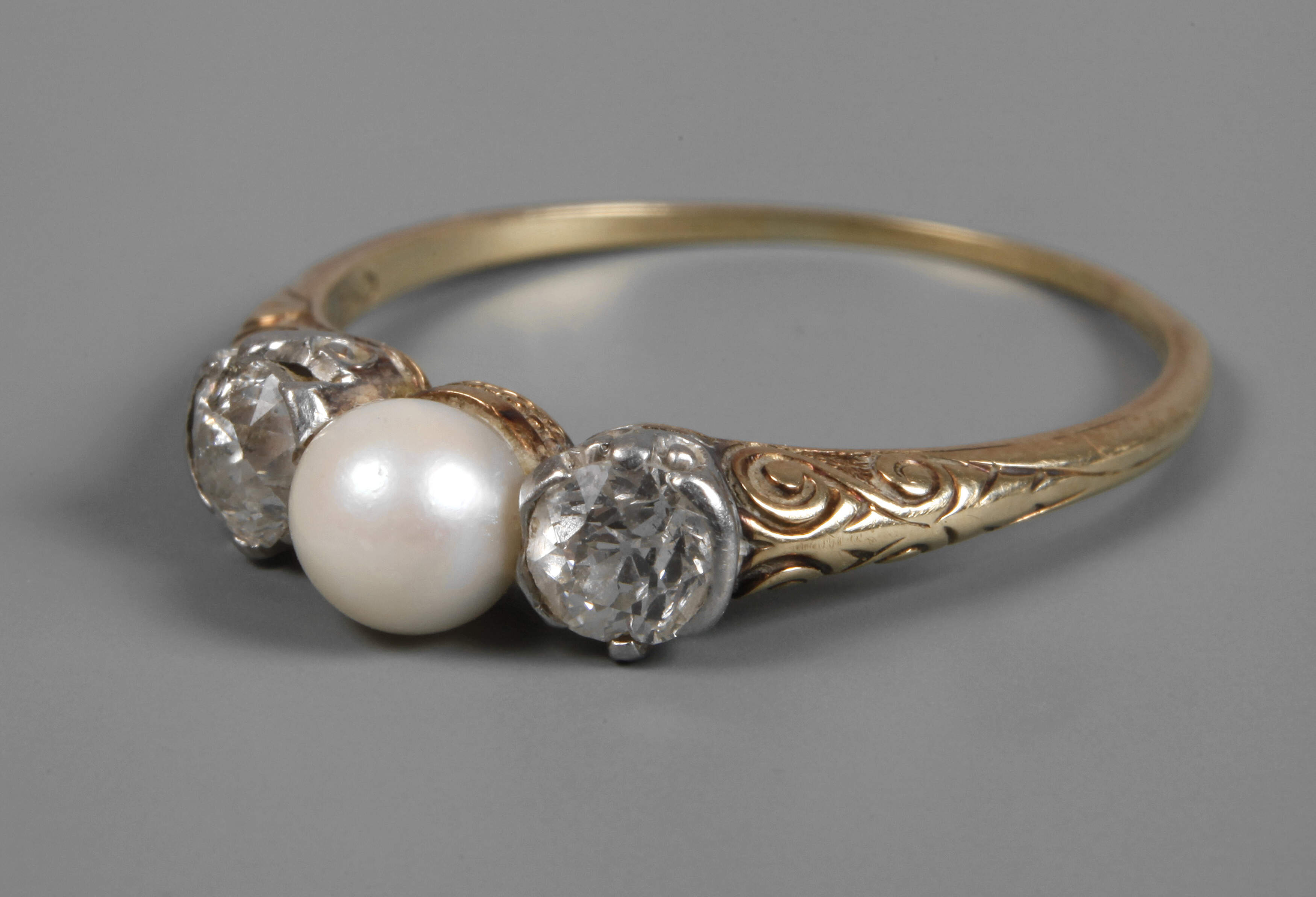 Diamantring mit Perle