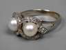 Damenring mit Perlen und Diamanten