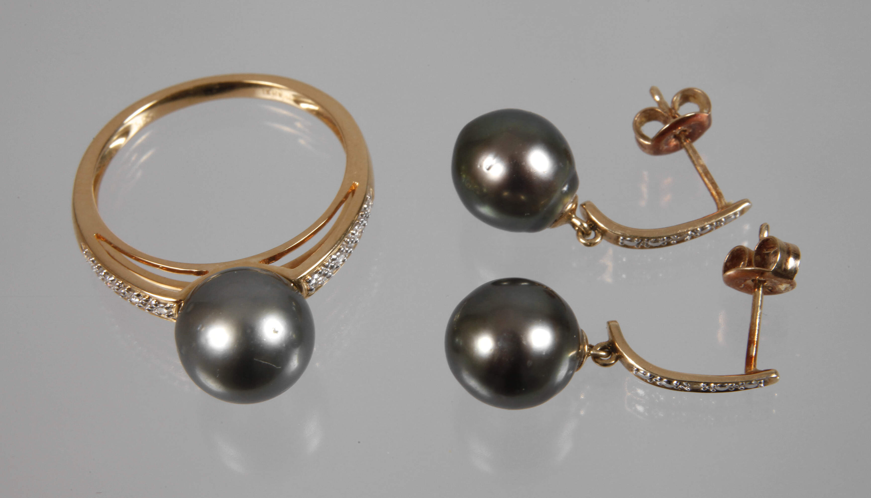 Schmuckset mit Perlen und Brillanten