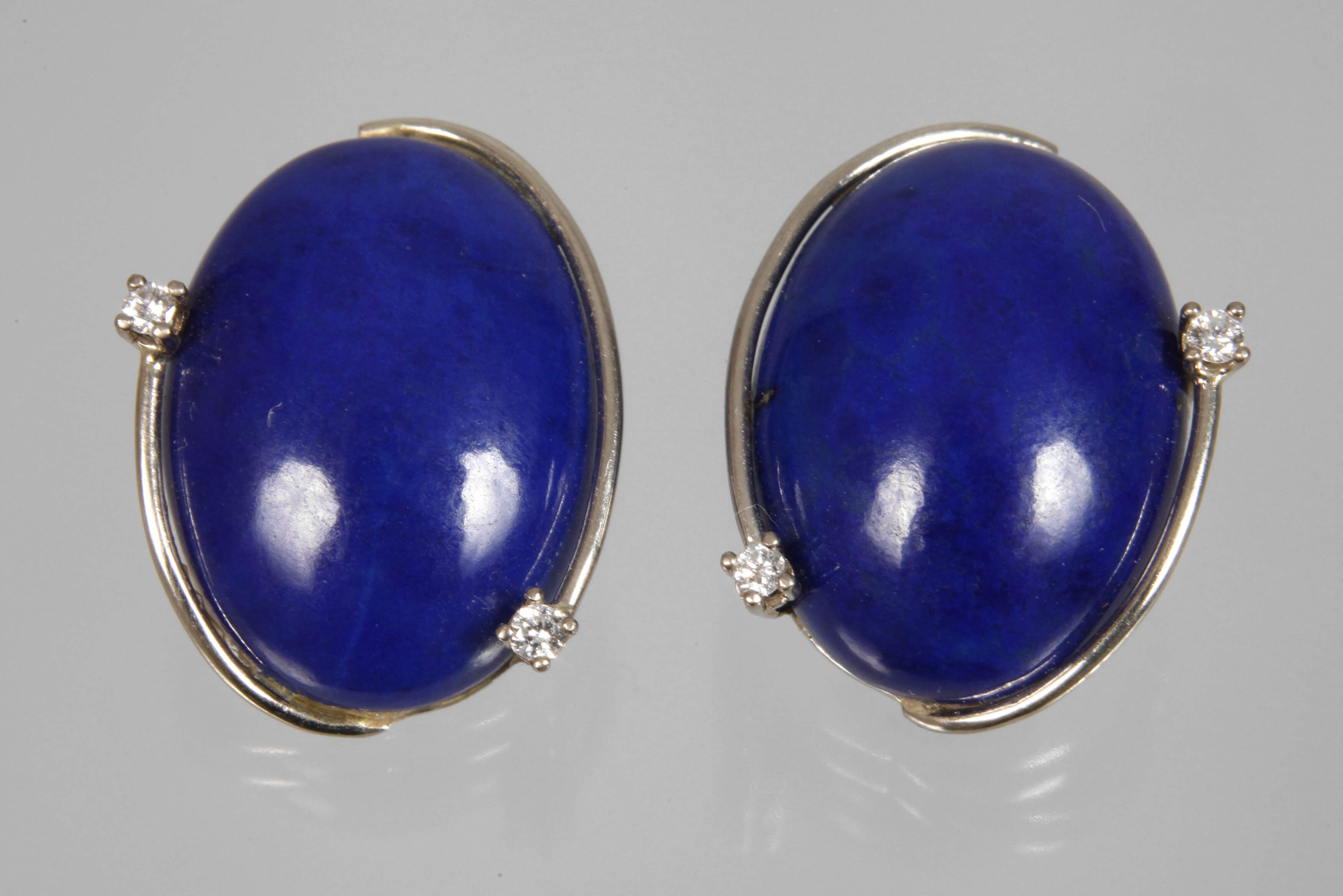 Paar Ohrclips mit Lapislazuli und Brillanten