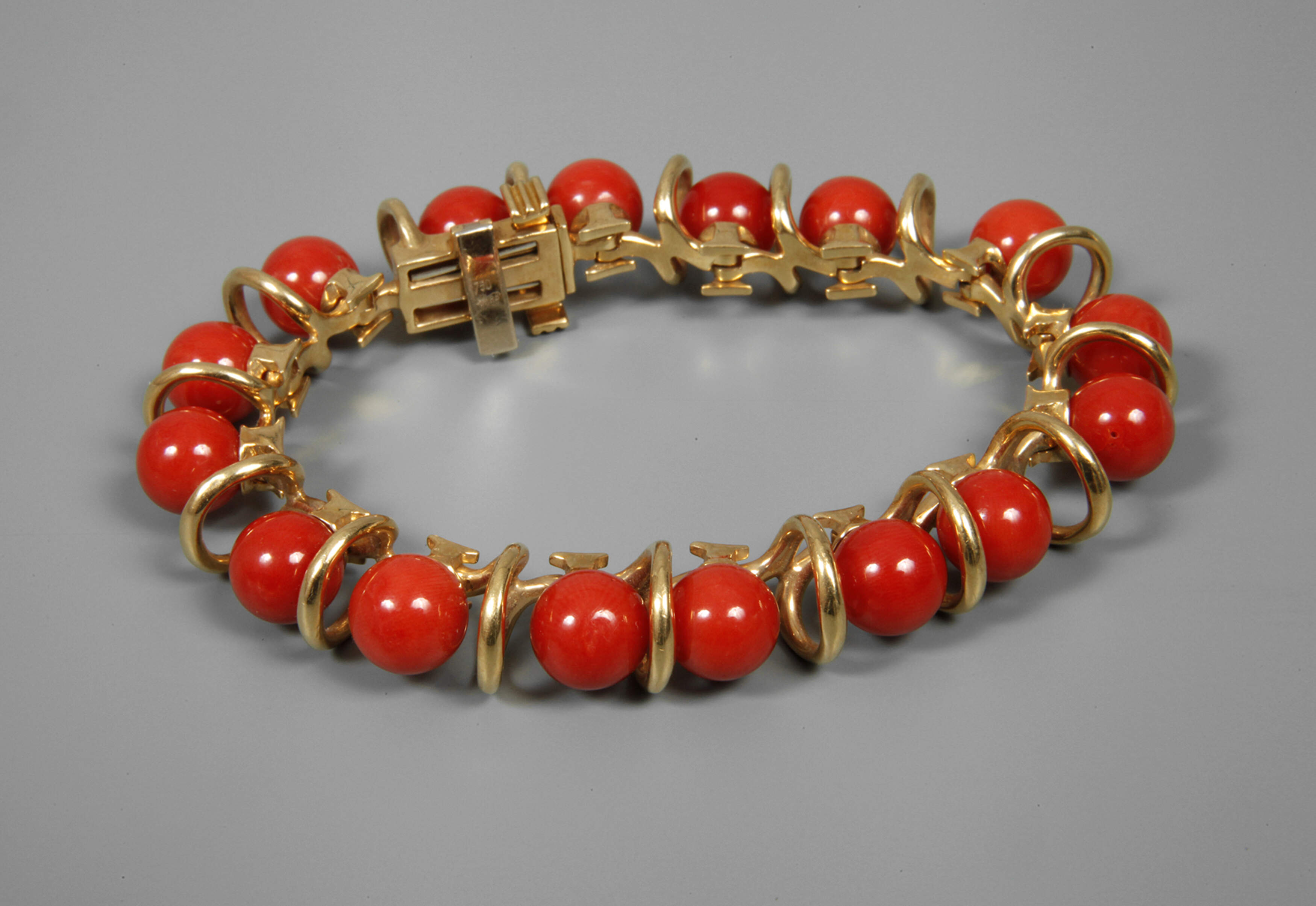 Armband mit Korallenbesatz