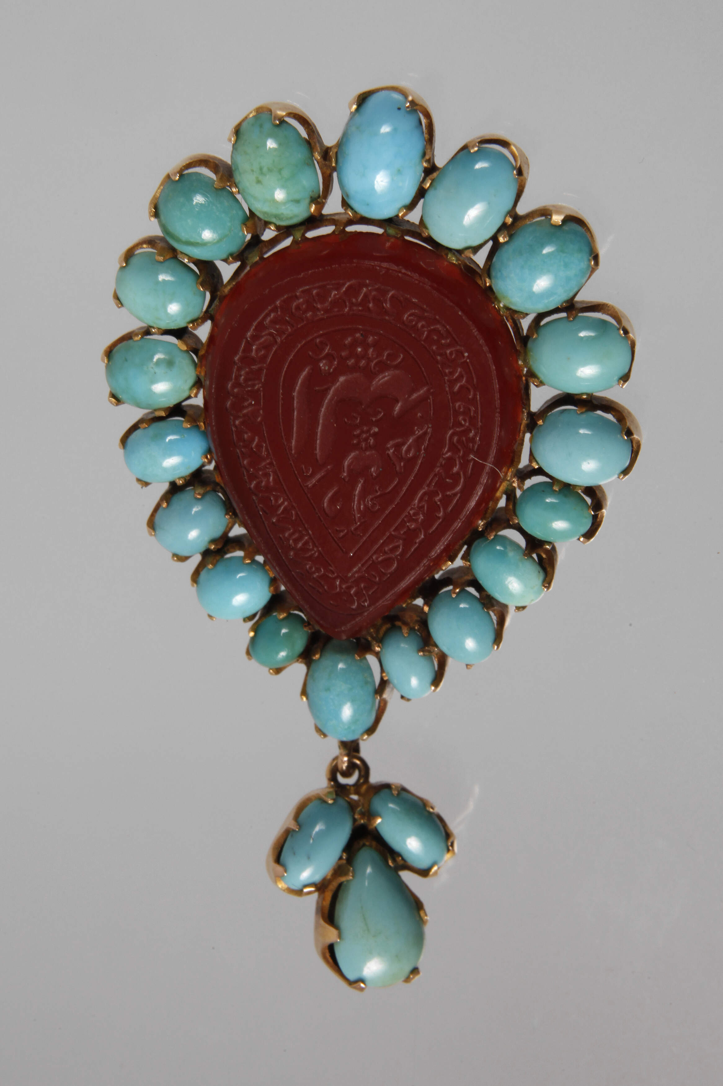 Anhänger mit Türkisen und graviertem Karneol