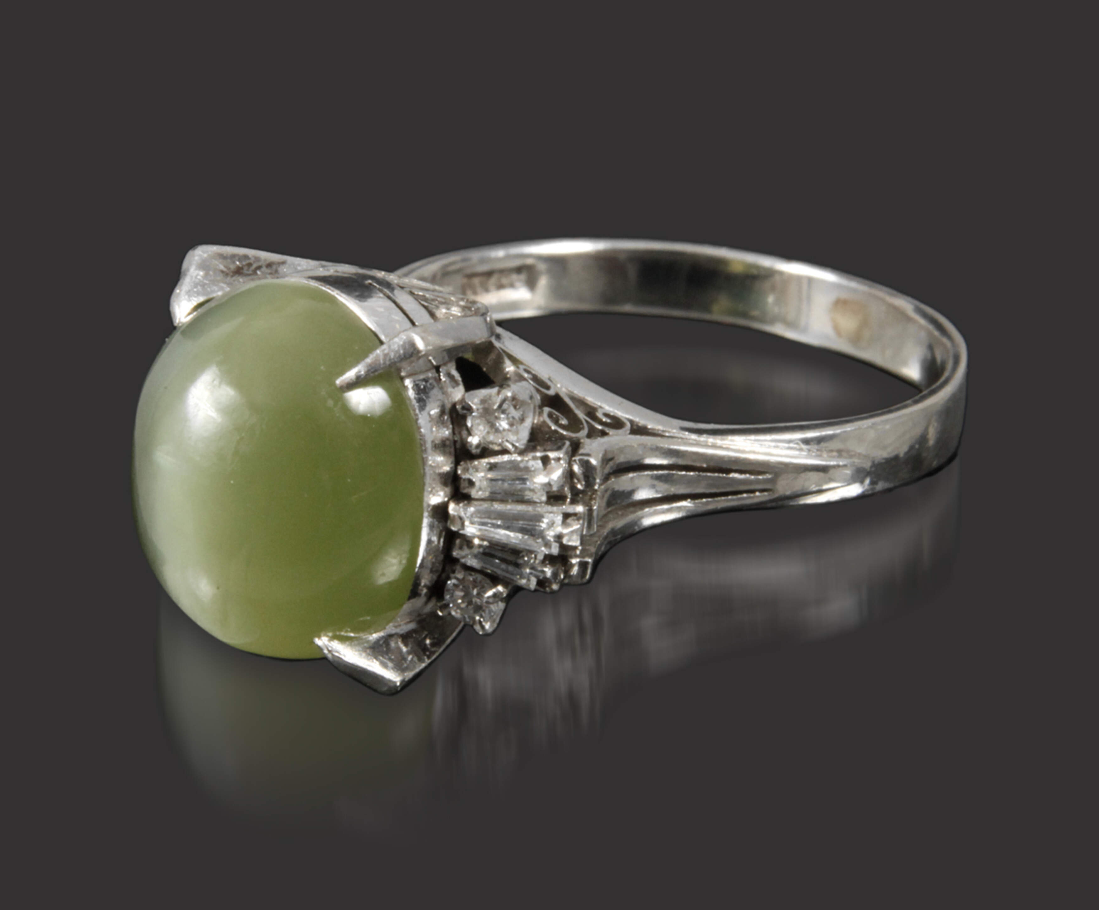 Damenring mit Chrysoberyllkatzenauge und Diamanten
