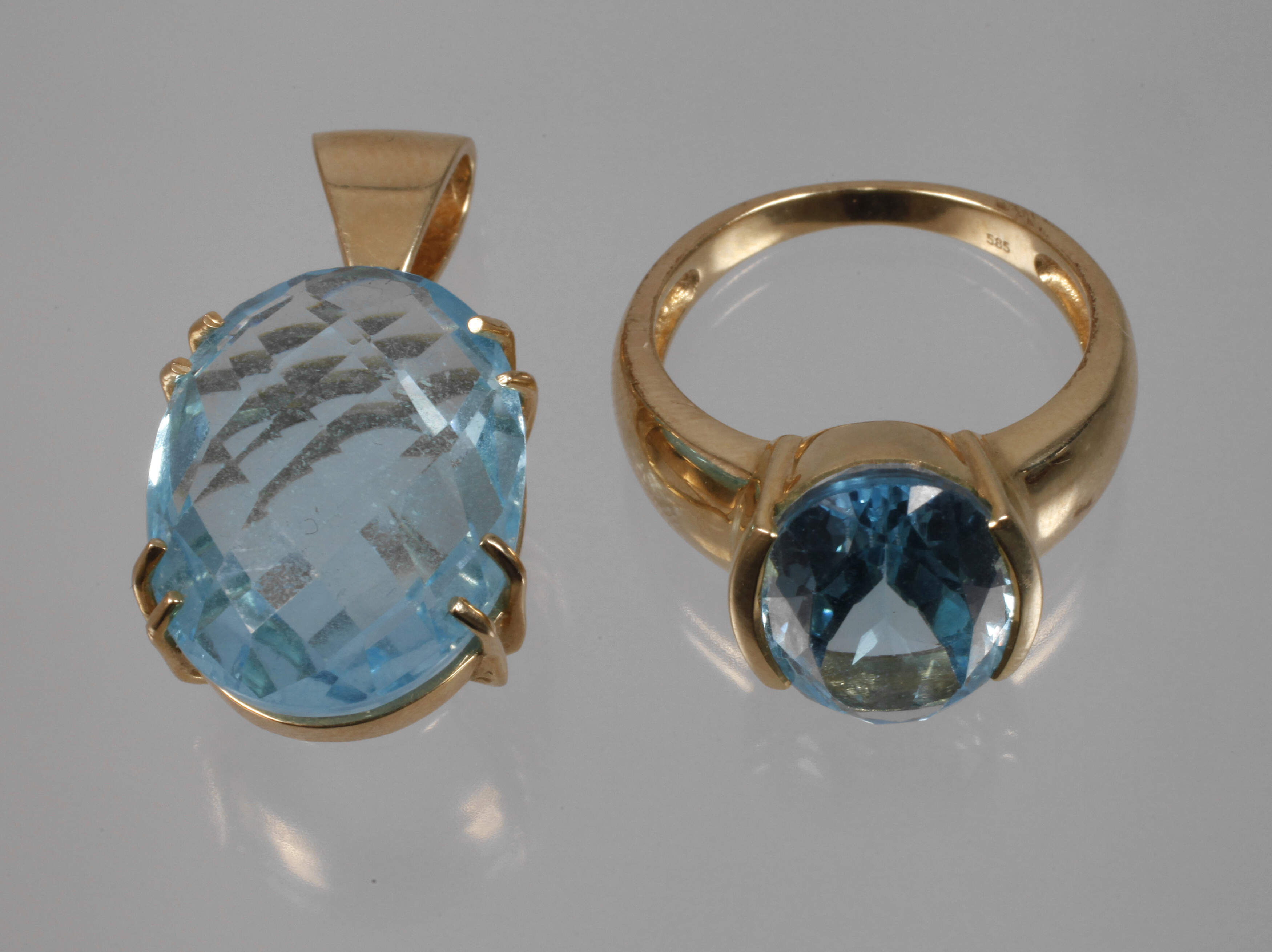 Ring und Anhänger mit Blautopas
