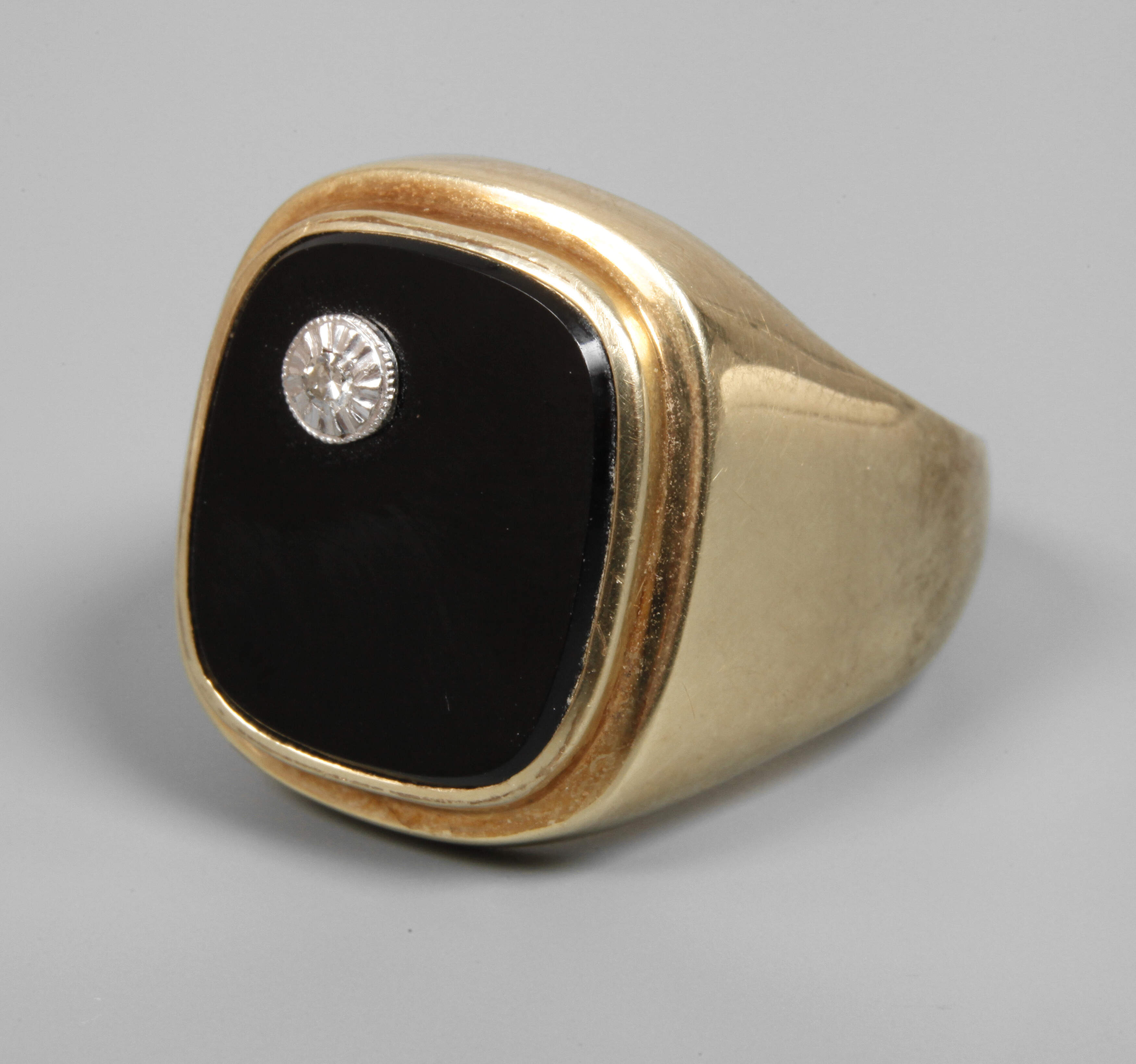 Herrenring mit Onyx und Diamant