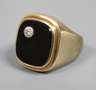 Herrenring mit Onyx und Diamant