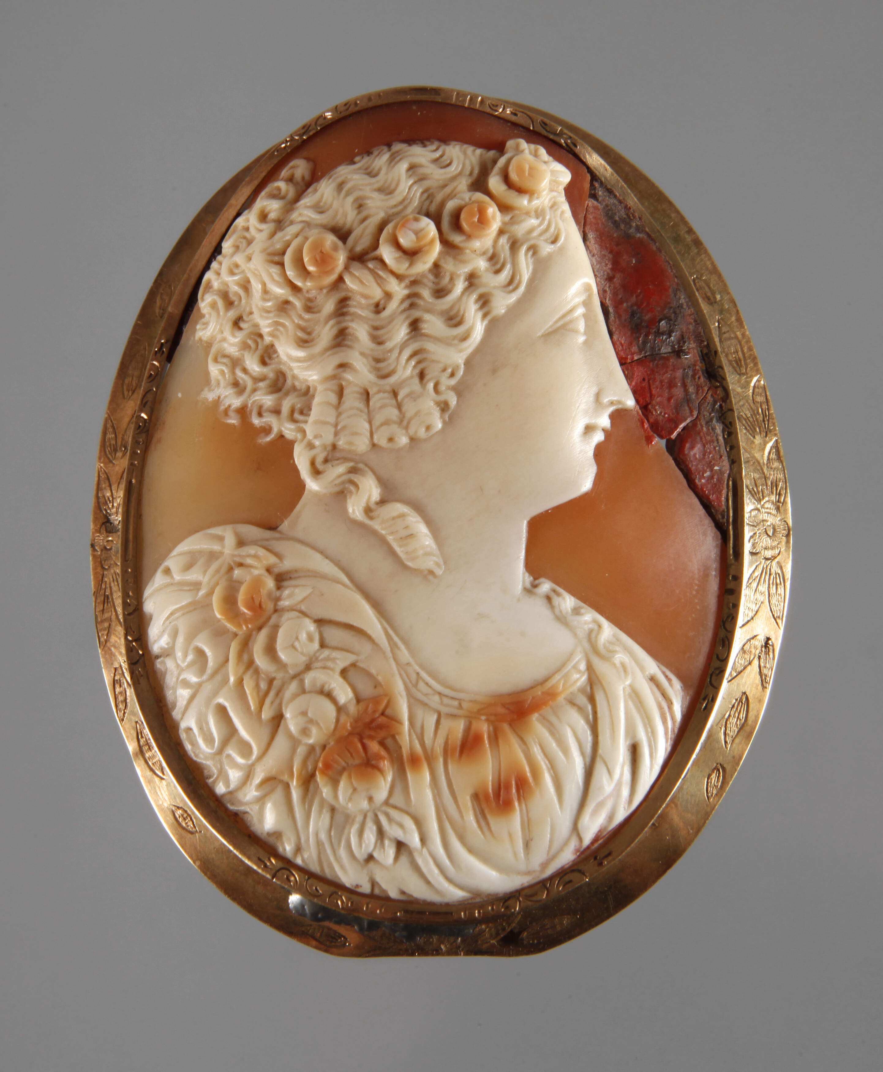 Brosche mit Muschelkamee