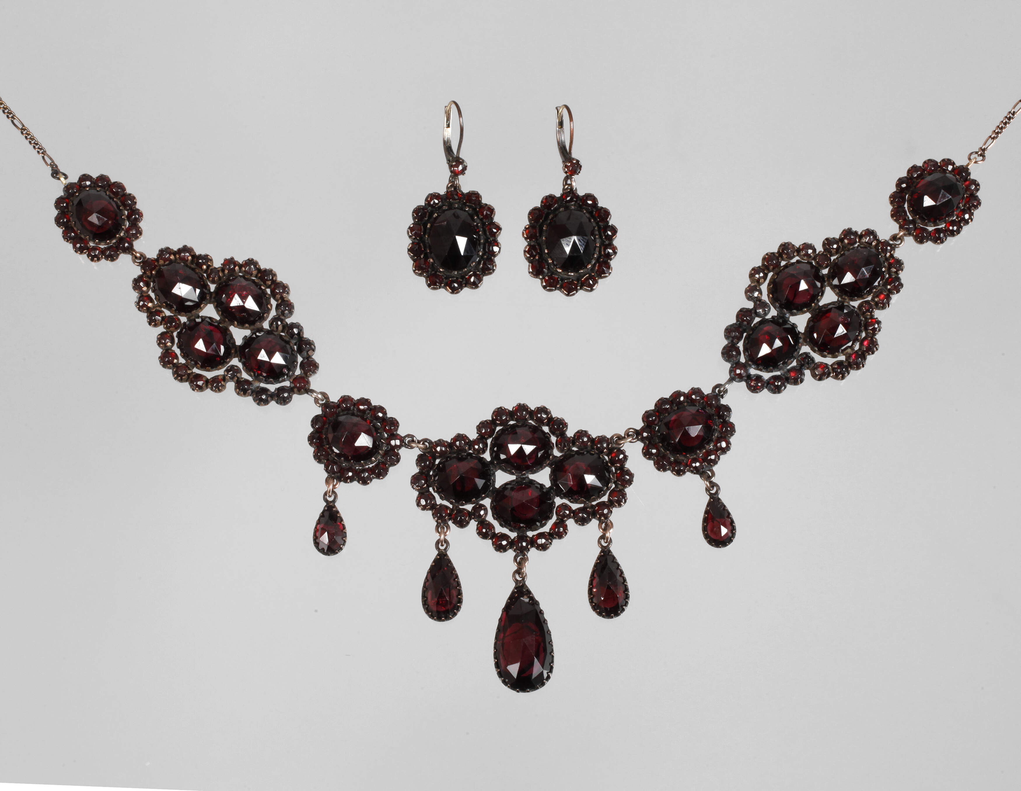 Schmuckset mit Granaten