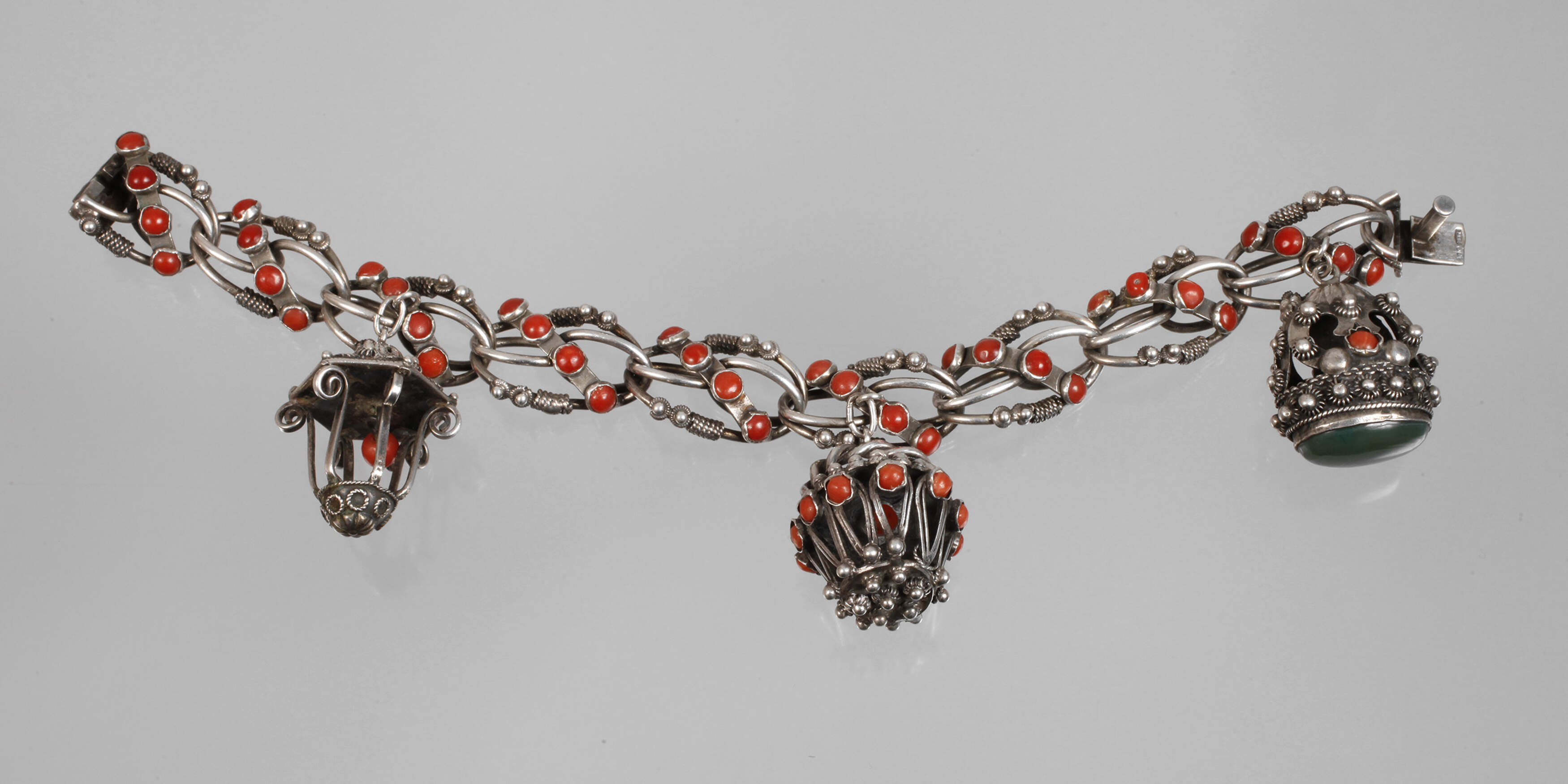 Armband mit Steinbesatz