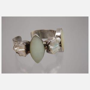 Armspange mit Steinbesatz und Perlen