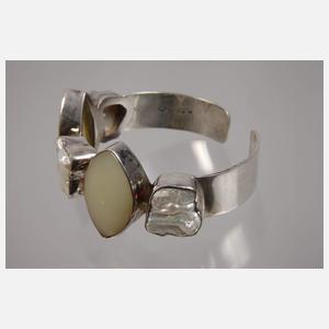 Armspange mit Steinbesatz und Perlen