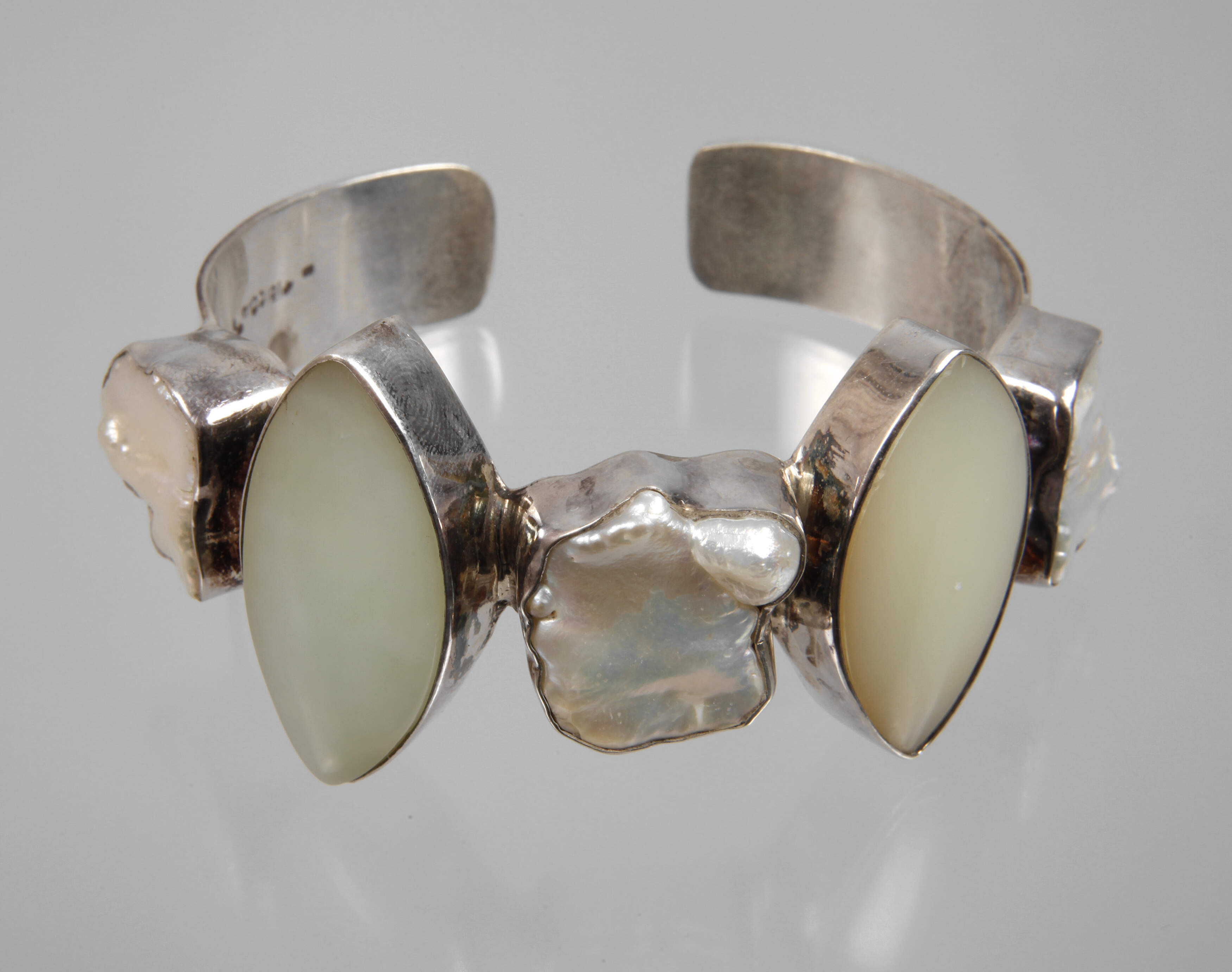 Armspange mit Steinbesatz und Perlen