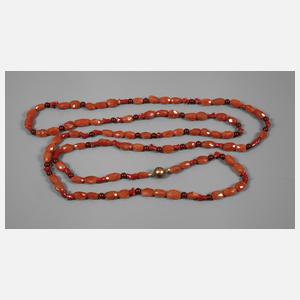 Lange Kette mit Koralle und Karneol