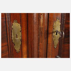 Feiner Hallenschrank barock