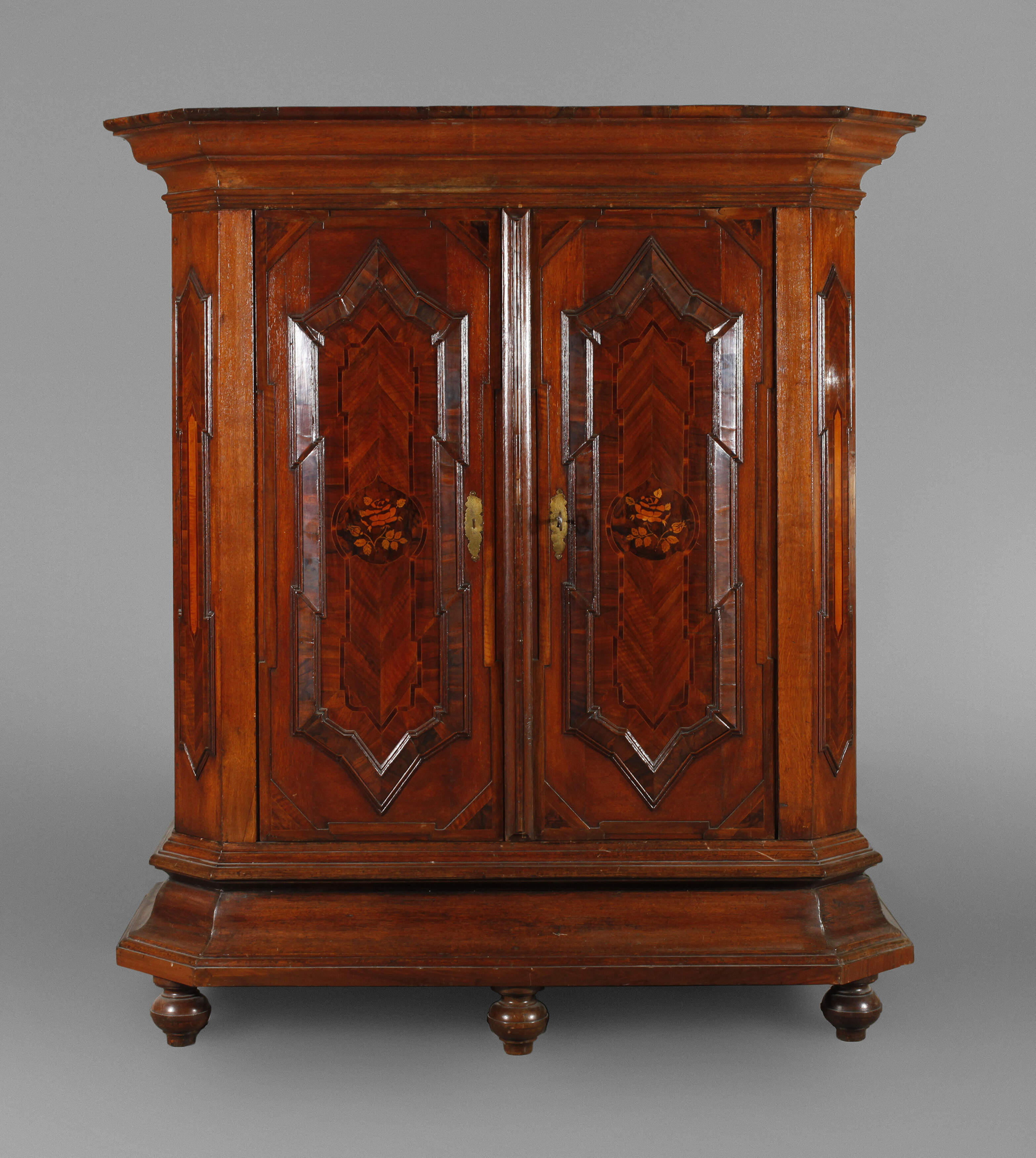 Feiner Hallenschrank barock