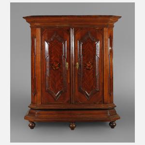 Feiner Hallenschrank barock