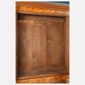 Großer Dielenschrank