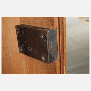 Großer Dielenschrank