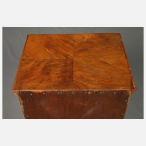 Kleine Pfeilerkommode im Barockstil