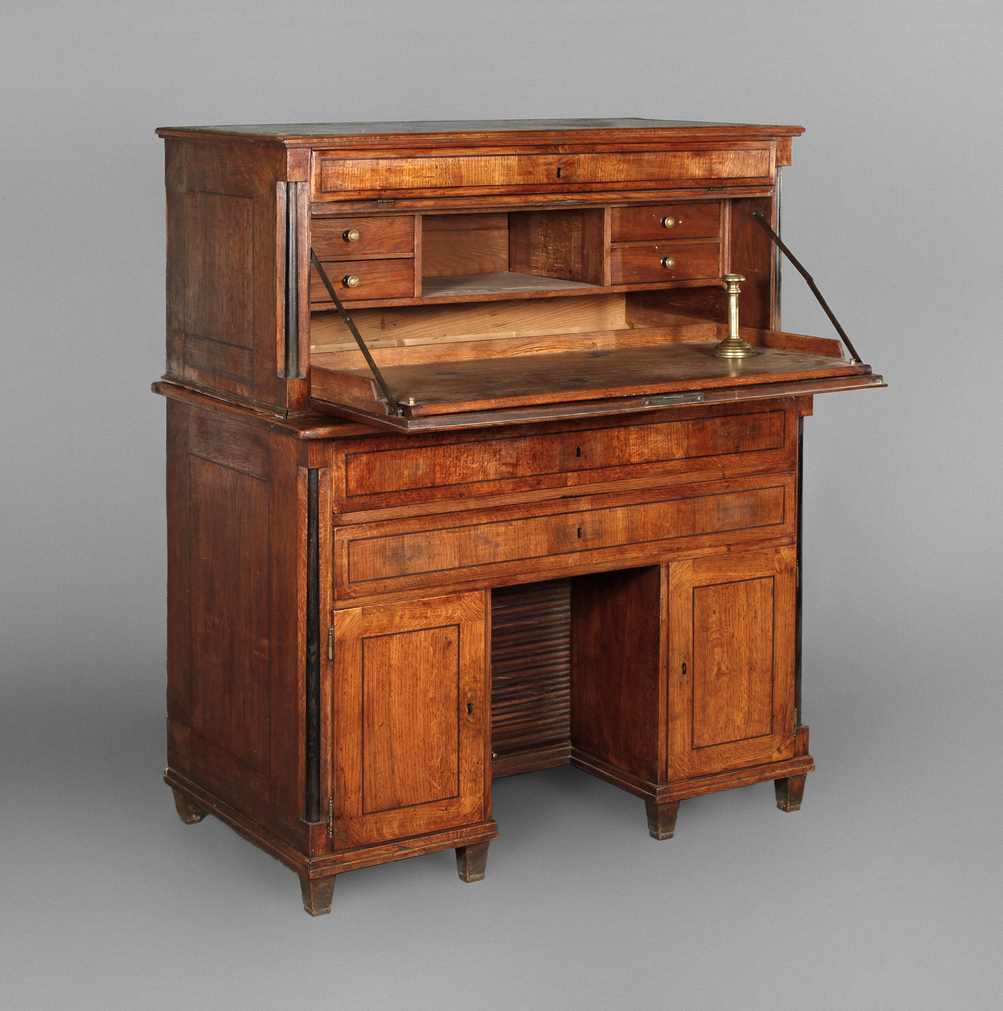 Klassizistisches Konturmöbel