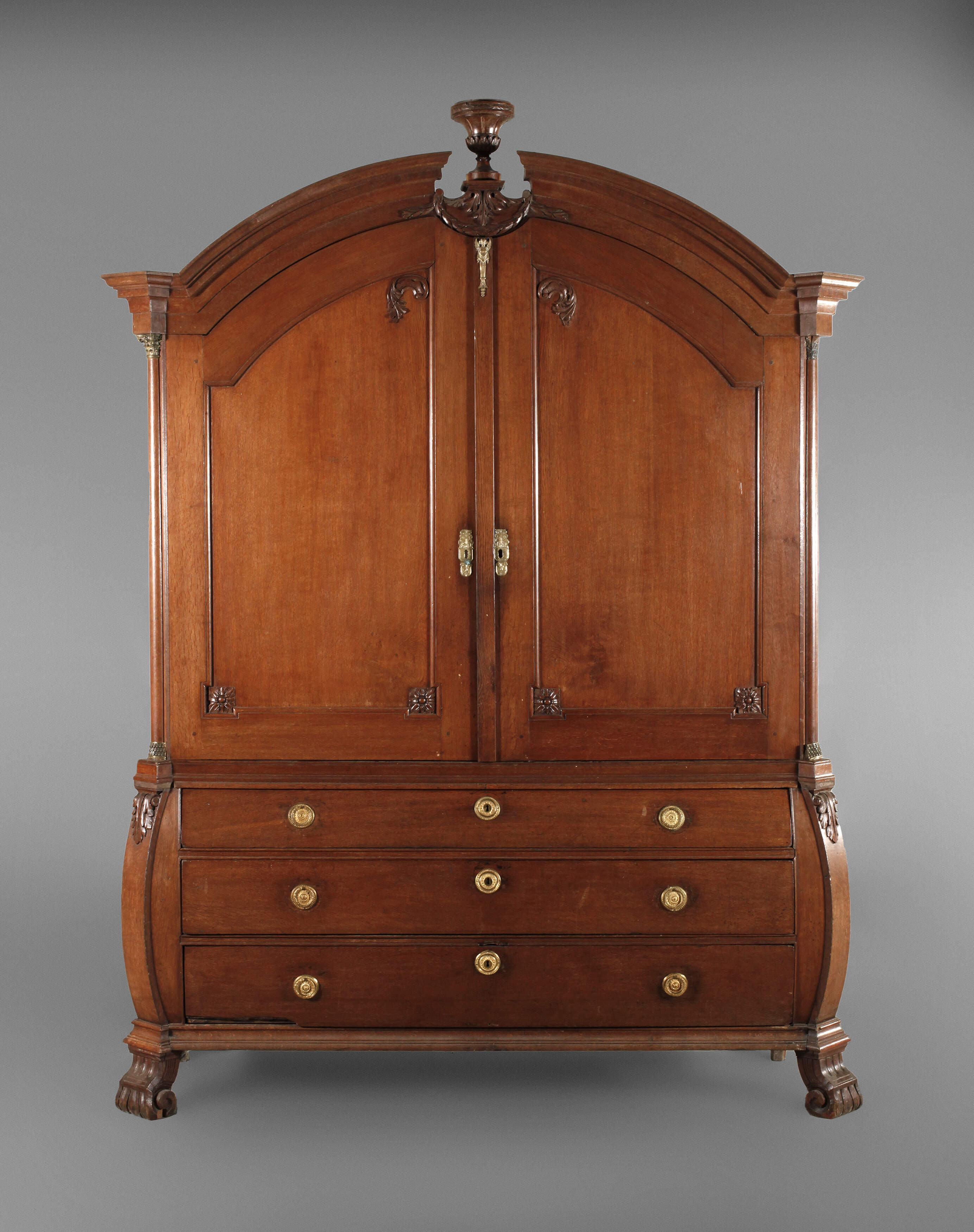 Klassizistischer Aufsatzschrank