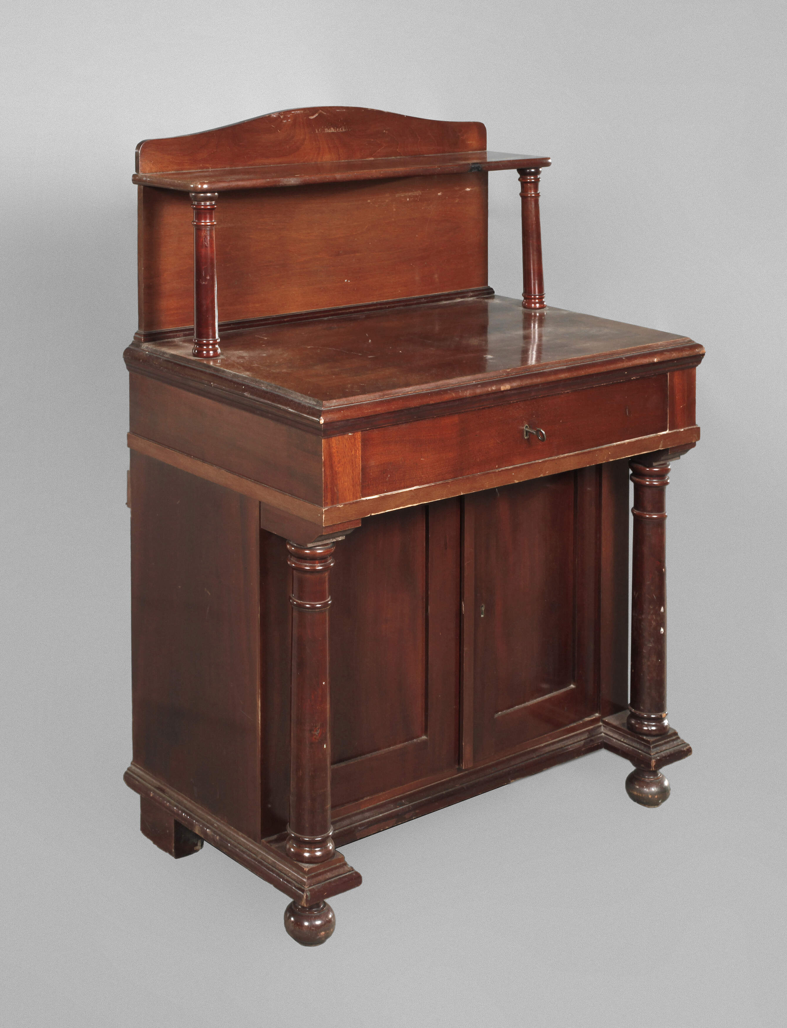 Säulenkommode mit Aufsatz