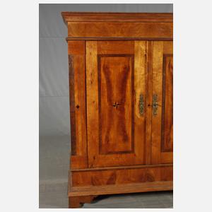 Großer Hallenschrank