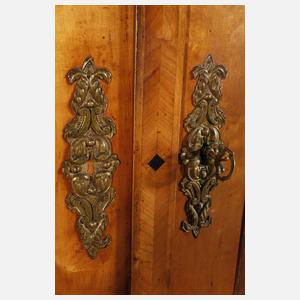 Großer Hallenschrank